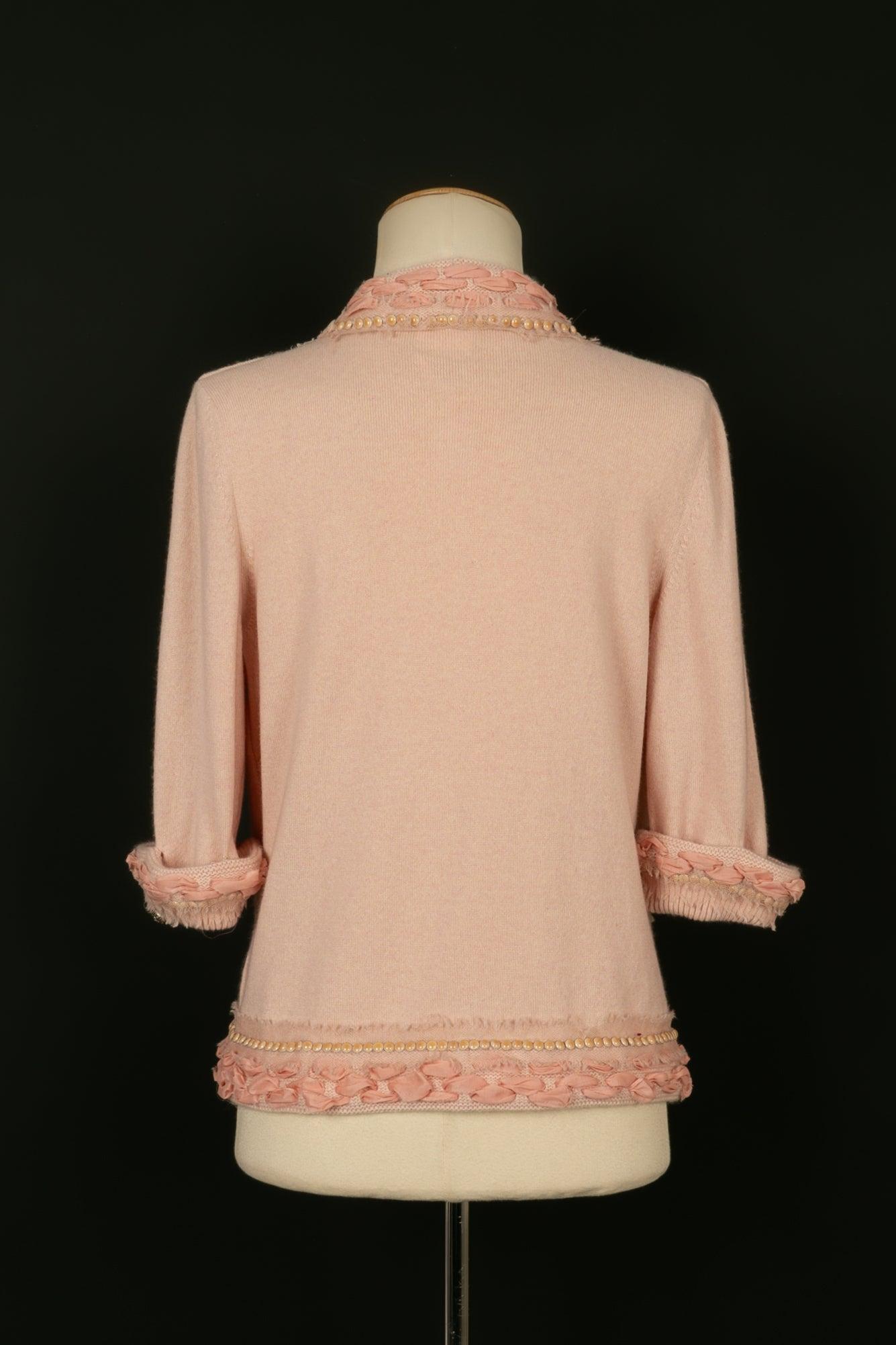 Chanel Cardigan in Pink Cashmere Enhanced with Ribbons, Pearls In Excellent Condition For Sale In SAINT-OUEN-SUR-SEINE, FR