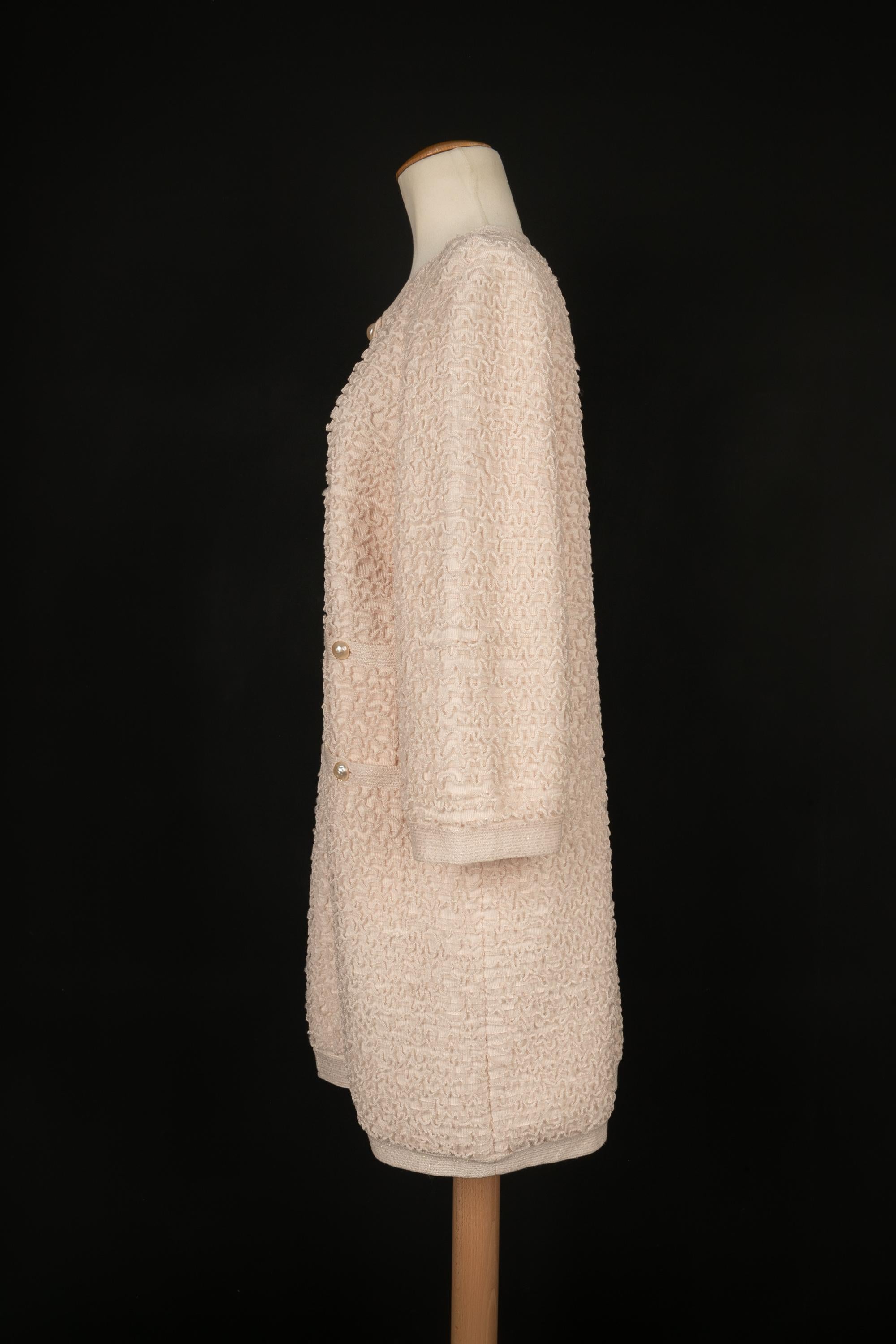 CHANEL - (Made in Italy) Powder pink long cardigan ornamented with costume pearl buttons. 40FR size indicated. 2012 Spring-Summer Collection.

Condition:
Very good condition

Dimensions:
Shoulder width: 40 cm - Chest: 50 cm - Sleeve length: 53 cm -