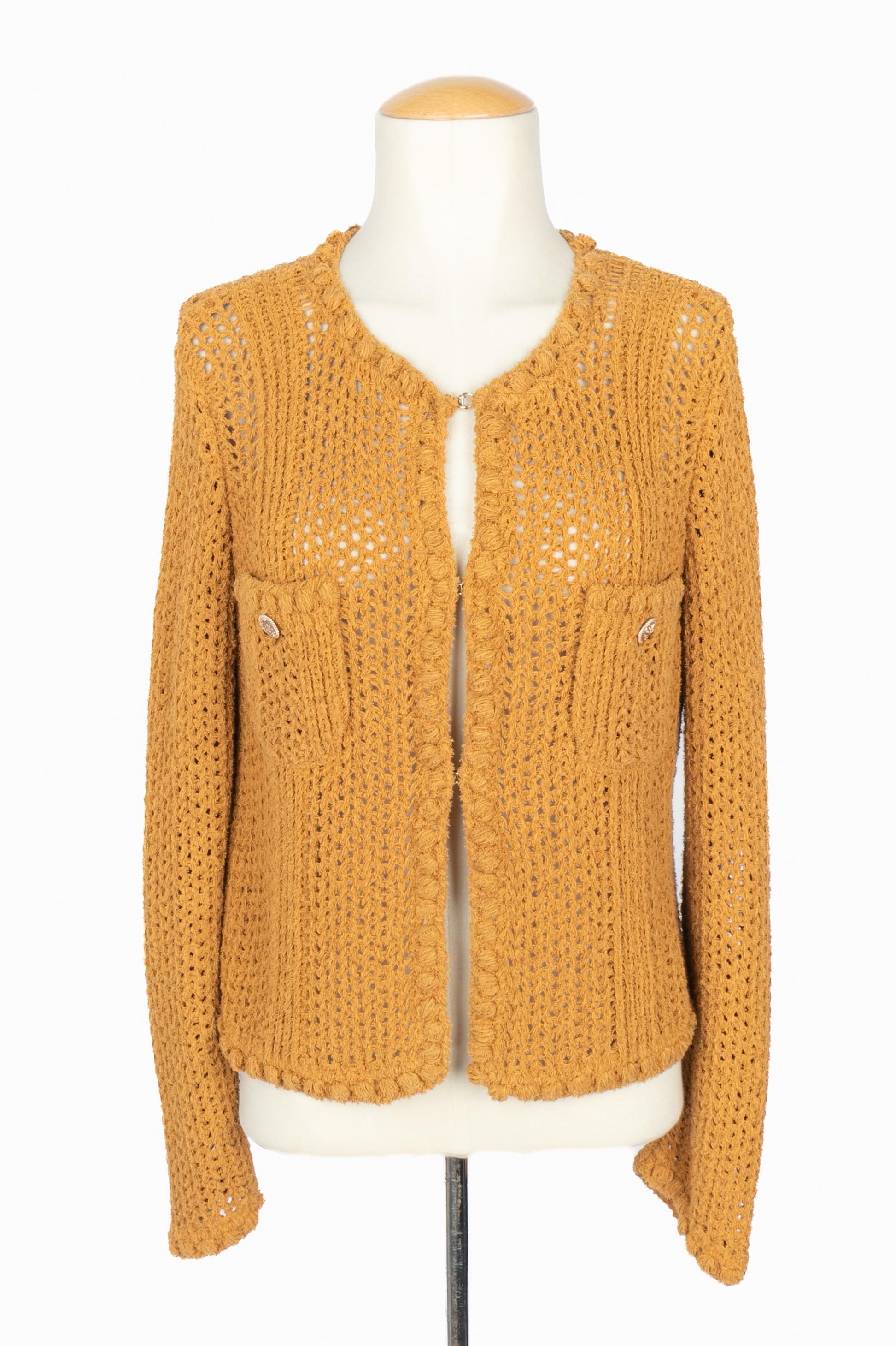 CHANEL -(Fabriqué en Italie) Court cardigan en crochet foncé avec boutons bicolores en métal champagne, et cuivre avec inscriptions 'Coco Cuba'. Taille 38FR indiquée. 2017 Paris-Cuba Resort Collectional sous la direction artistique de Karl