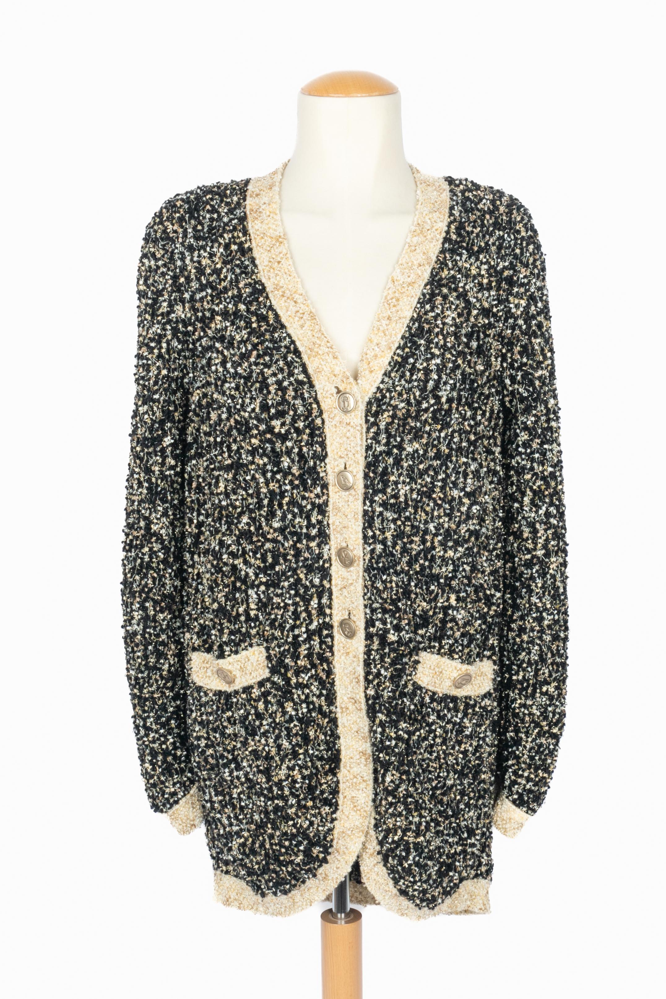 CHANEL - (Made in Italy) Chaqueta de punto de tweed de longitud media en tonos negros, beige y dorados. Botones de metal champán grabados con caracteres egipcios. Talla 36FR indicada. Colección Pre-fall 2019 bajo la dirección artística de Karl
