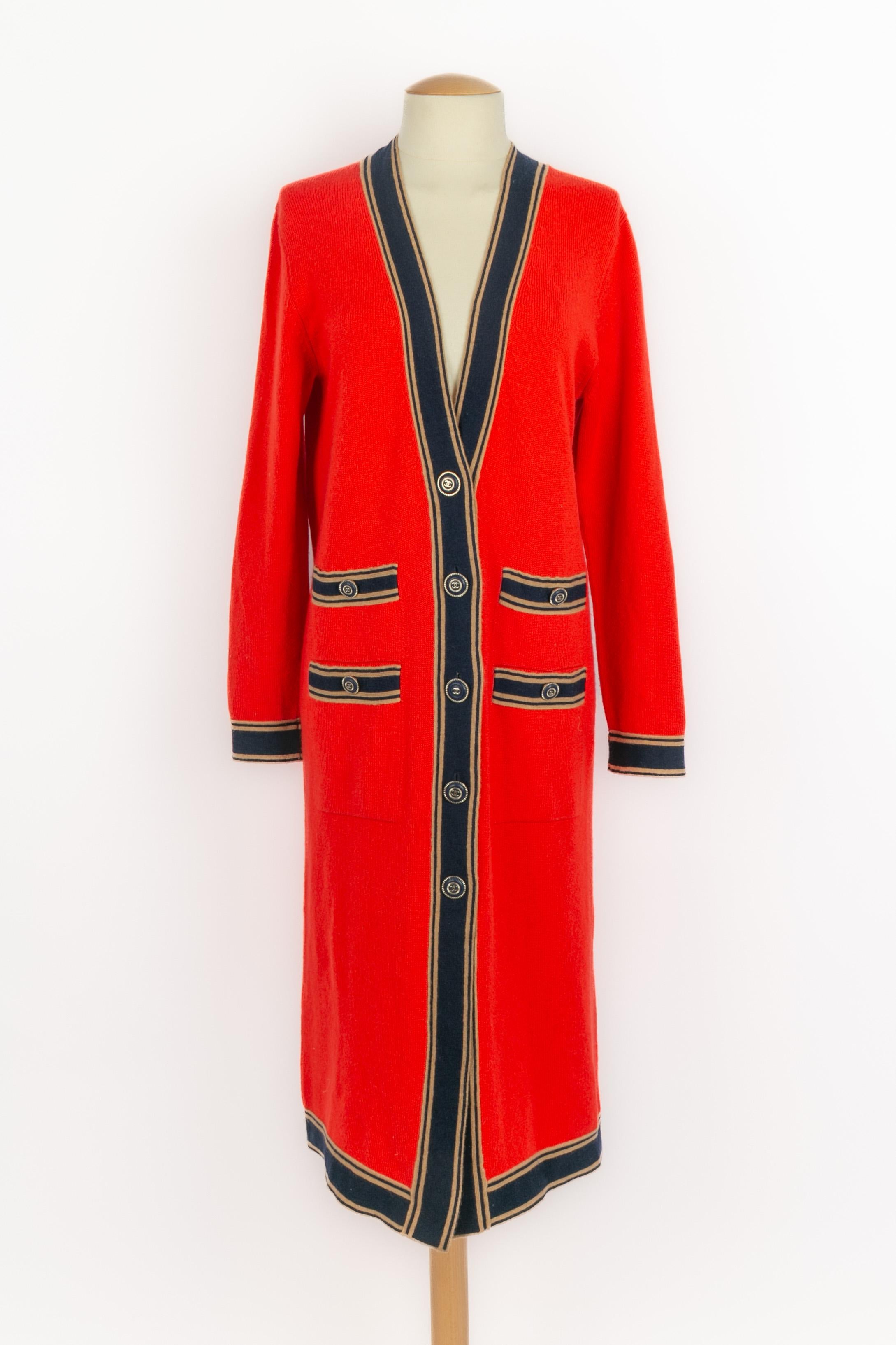 CHANEL - (Made in United Kingdom) Rebeca larga de cachemira roja. Talla 36FR. Colección Resort 2020.

Estado:
Muy buen estado

Dimensiones:
Anchura de los hombros: 45 cm - Pecho: 48 cm - Longitud de las mangas: 63 cm - Largo: 110 cm

SKU:FV250


