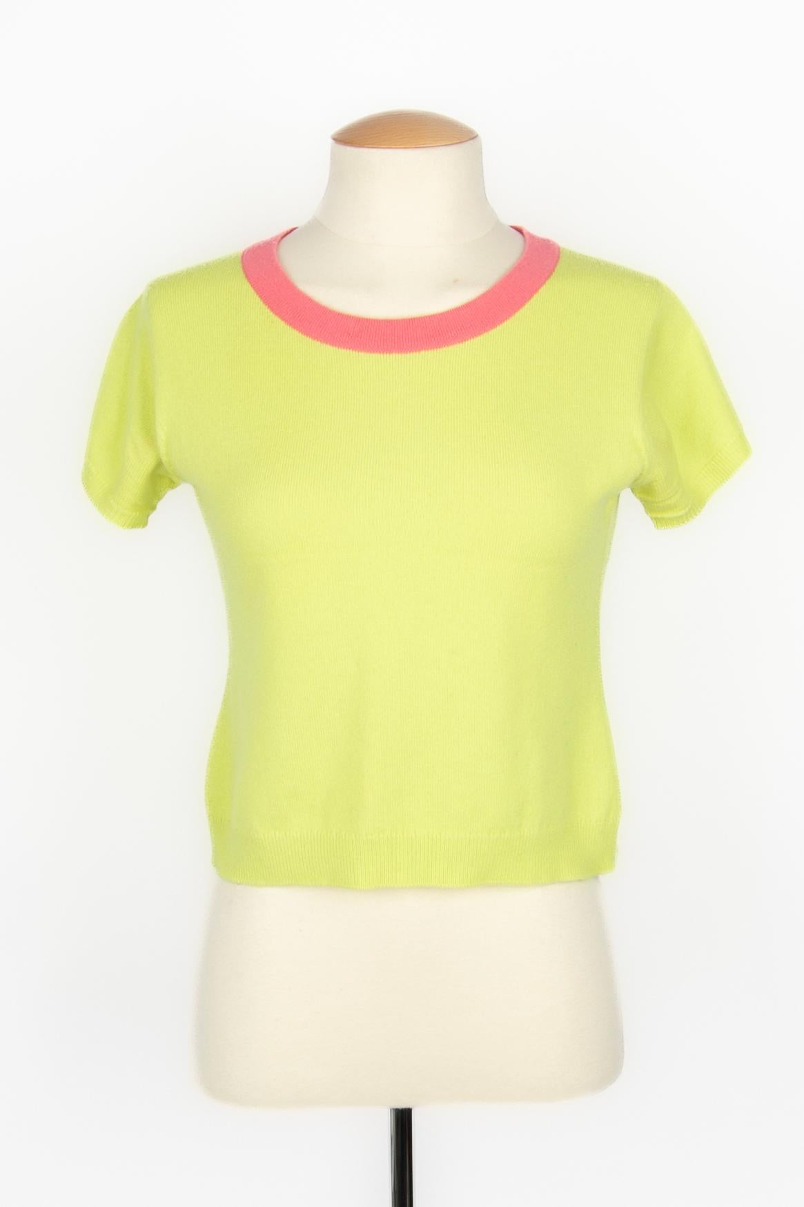 CHANEL - Lime-color cashmere set composed of a short top and a cardigan, edged with pink, pink resin buttons with golden metal cc logos. No size indicated, it fits a 38FR. 1995 Cruise Collection, under the artistic direction of Karl