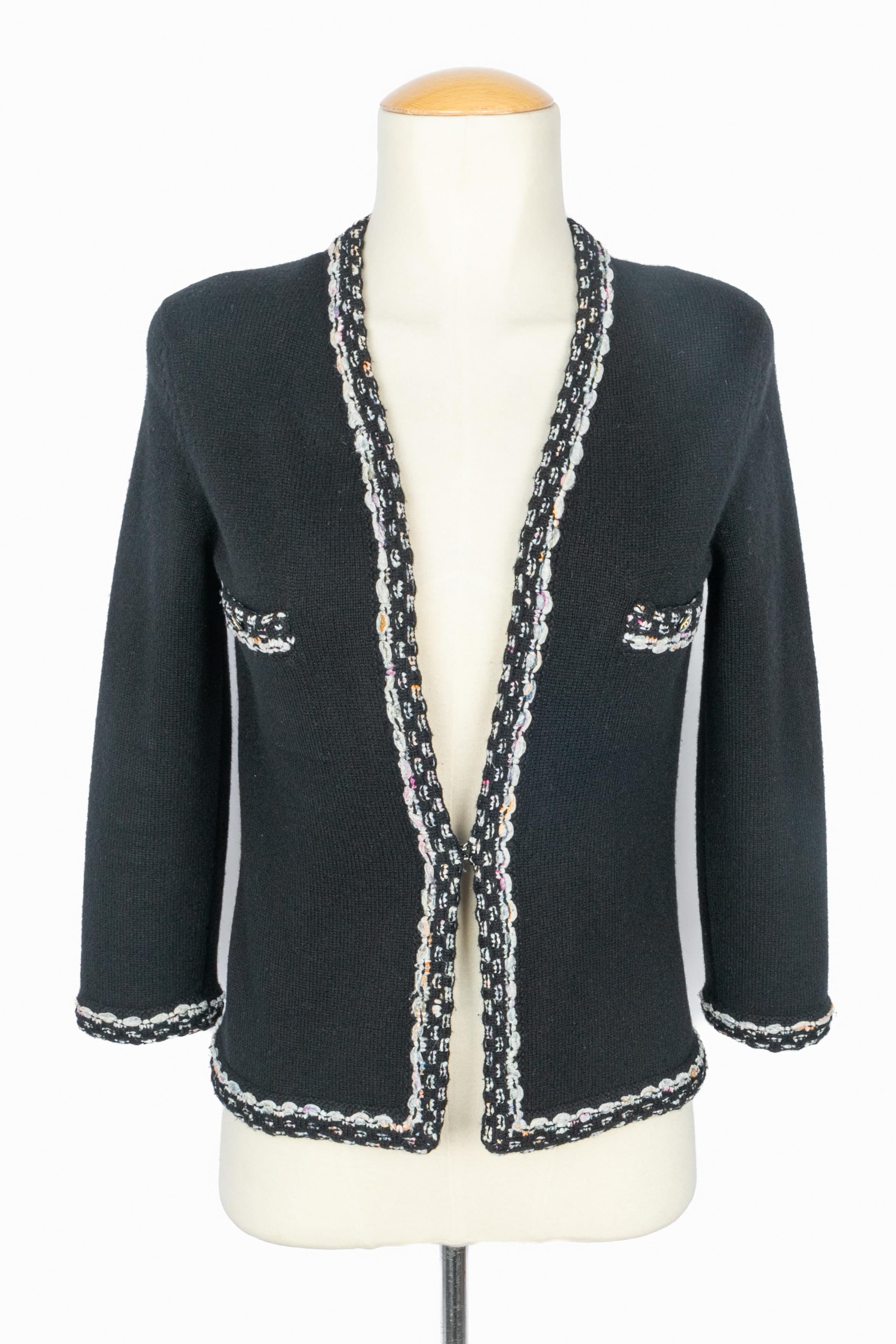 CHANEL - (Made in United Kingdom) Black cashmere cardigan. Size 36FR. 2006 Spring-Summer Collection under the artistic direction of Karl Lagerfeld.

Condition:
Very good condition

Dimensions:
Shoulder width: 43 cm - Chest: 42 cm - Sleeve length: 48
