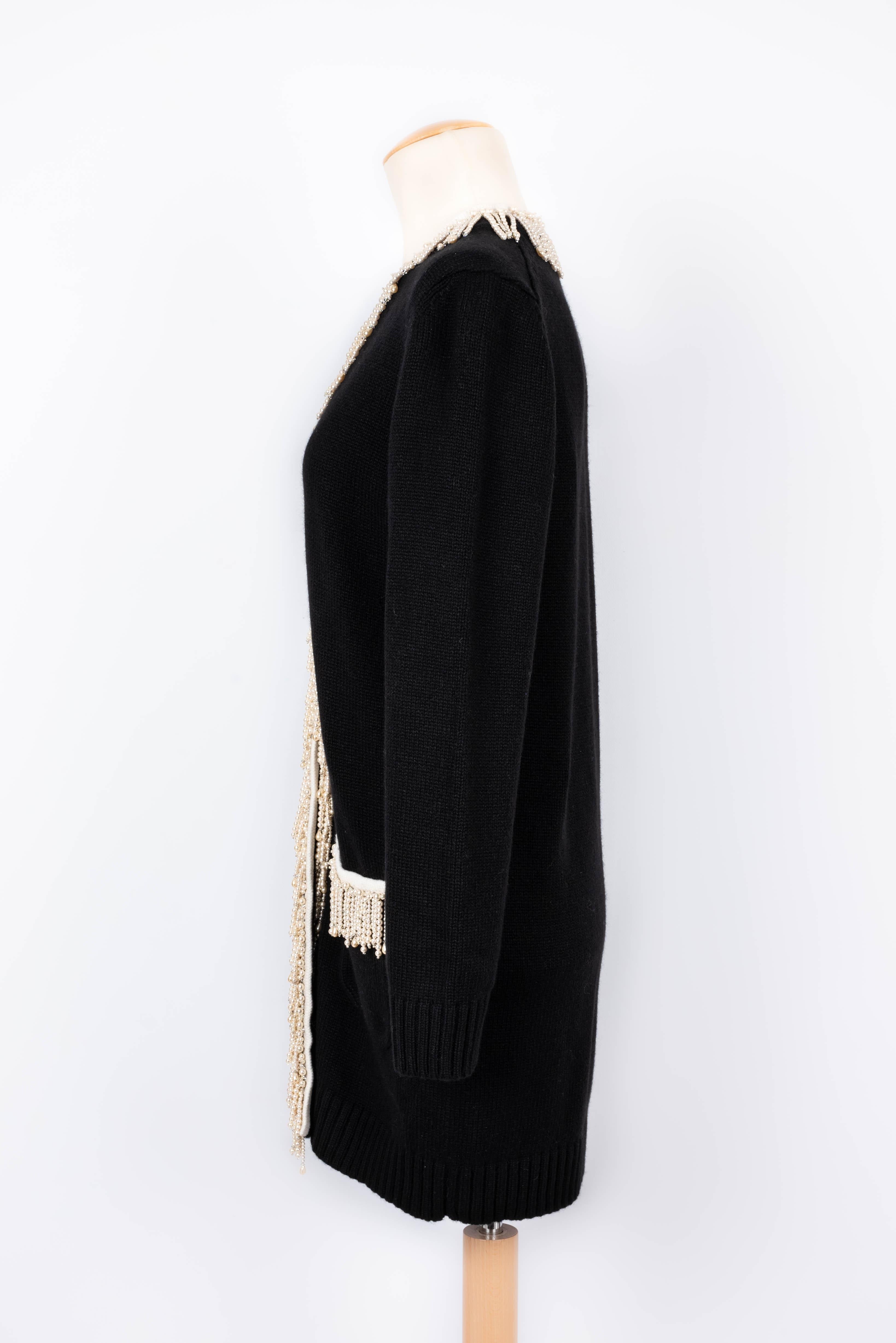 CHANEL - (Made in Italy) Black cardigan in cashmere edged with costume pearls and rhinestones. Size 36FR. Fall-Winter 2021 Ready-to-wear collection.

Condition:
Never worn, with label

Dimensions:
Shoulder width: 42 cm - Sleeve length: 61 cm -