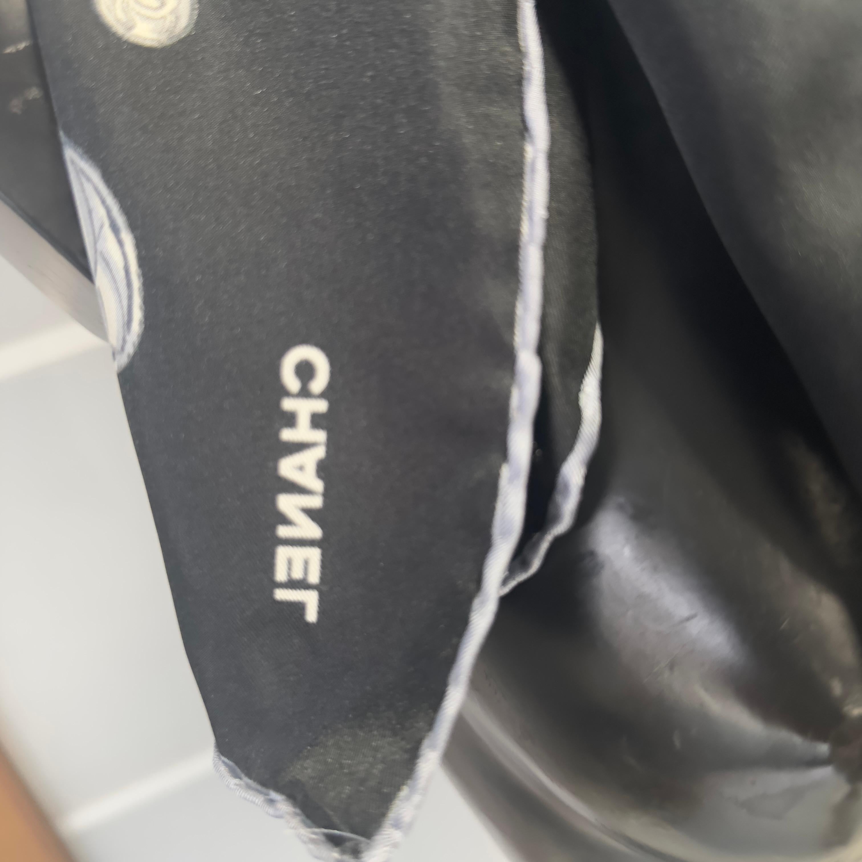Chanel Carré 90 in Seta Nera con Motivo Bottoni e Camelia in vendita 6