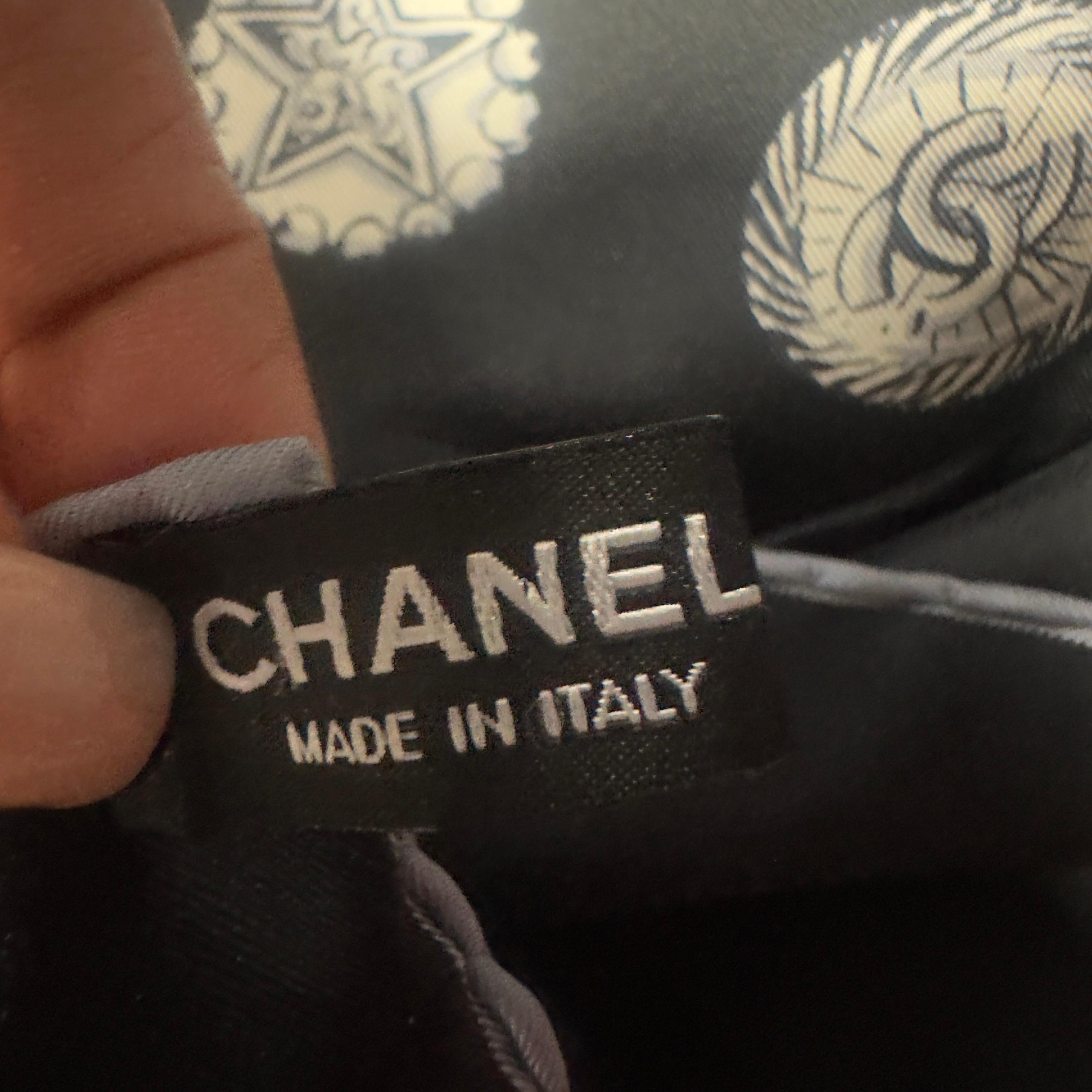 Chanel Carré 90 in Seta Nera con Motivo Bottoni e Camelia in vendita 7
