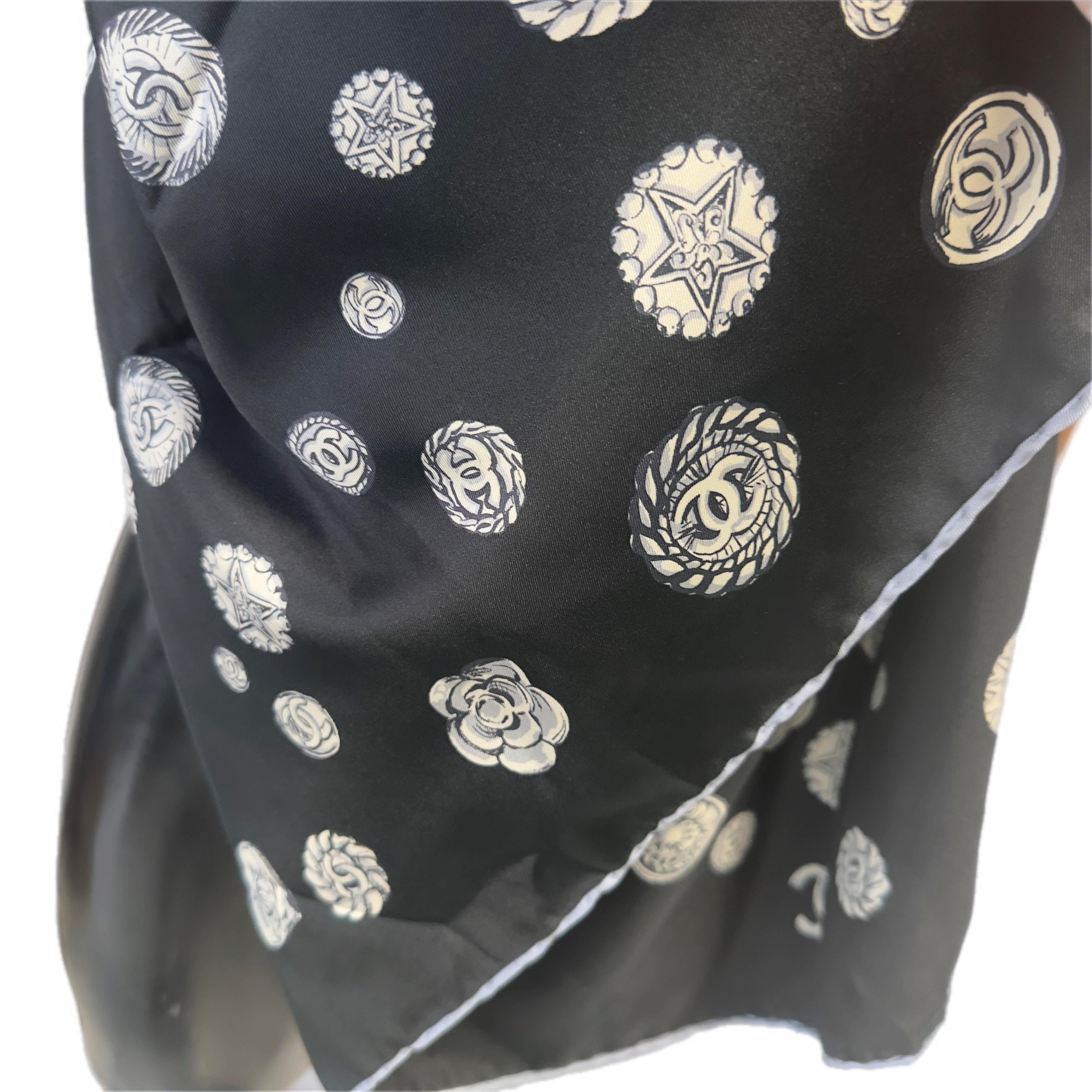 Chanel Carré 90 in Seta Nera con Motivo Bottoni e Camelia in vendita 2
