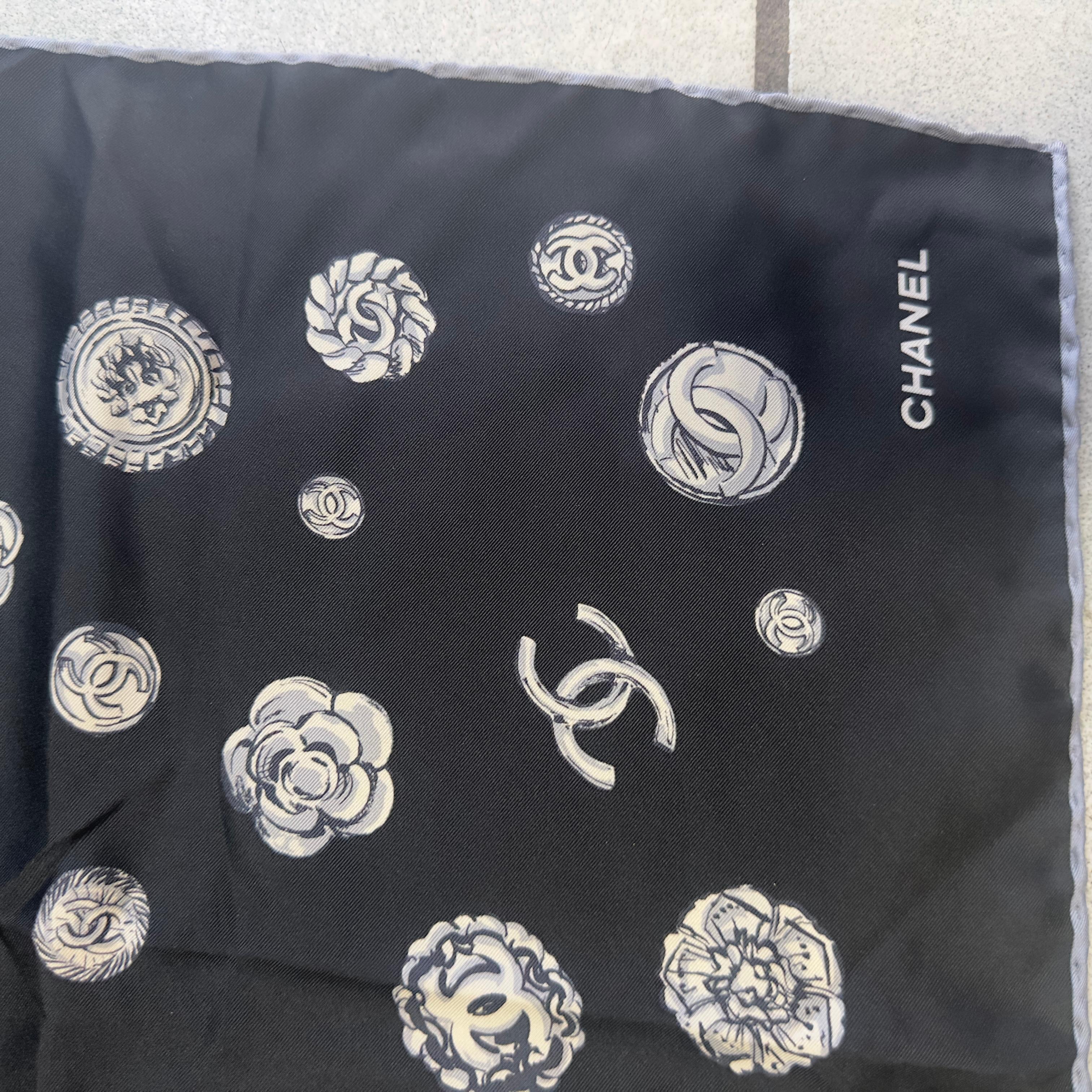 Chanel Carré 90 in Seta Nera con Motivo Bottoni e Camelia in vendita 3