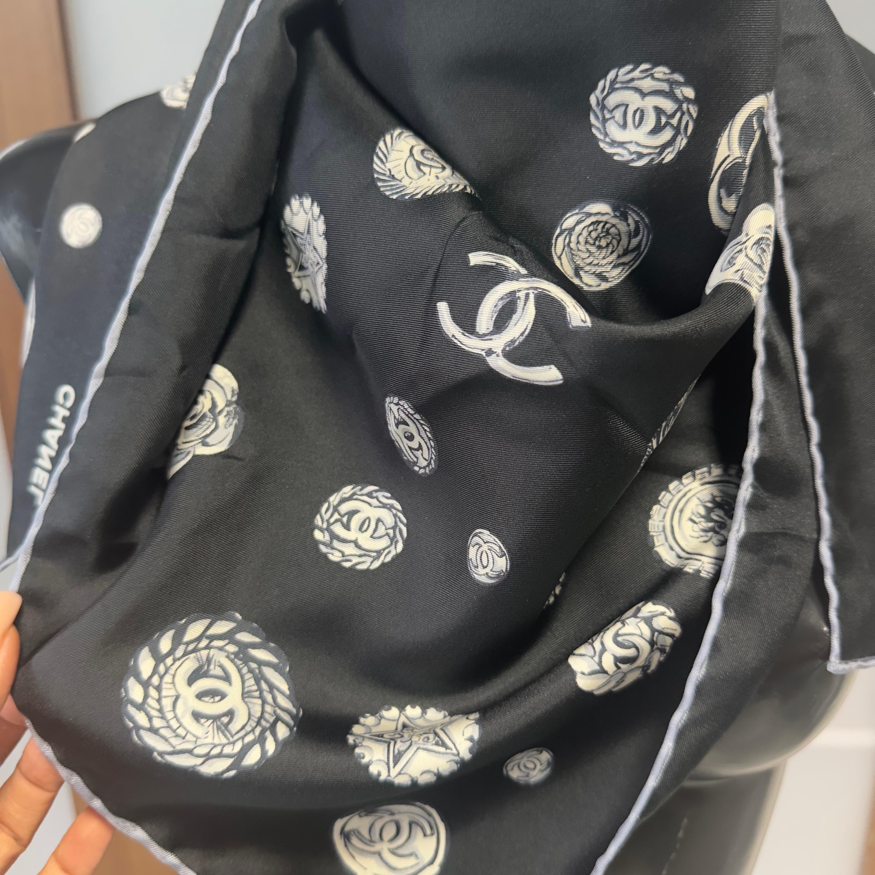 Chanel Carré 90 in Seta Nera con Motivo Bottoni e Camelia in vendita 4