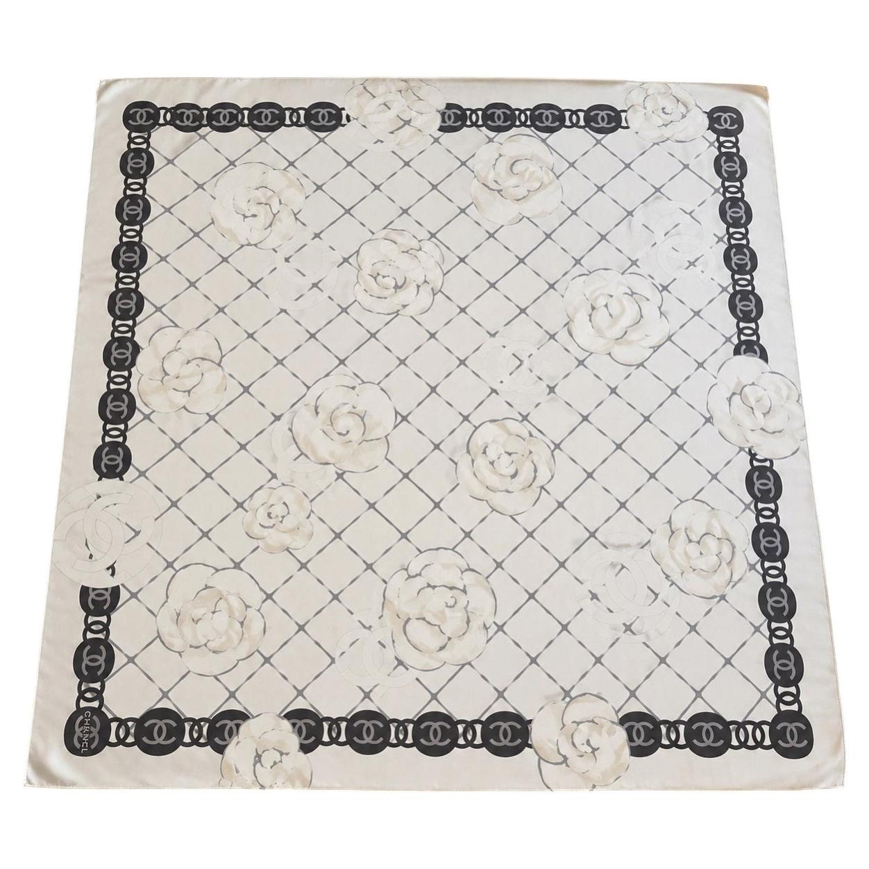 Carré Chanel 90 x 90 en soie, jamais porté – Motif camélia et logos CC entrelacés en vente