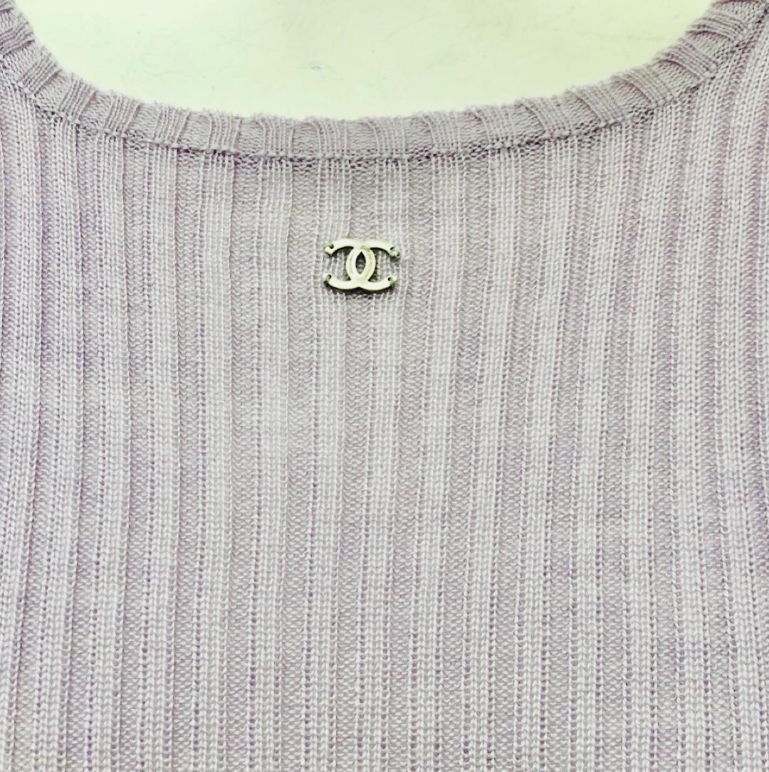 - Chanel purple cashmere and silk short sleeves top from A/W 1998.

- Silver hardware toned CC logo. 

- Size 42. 