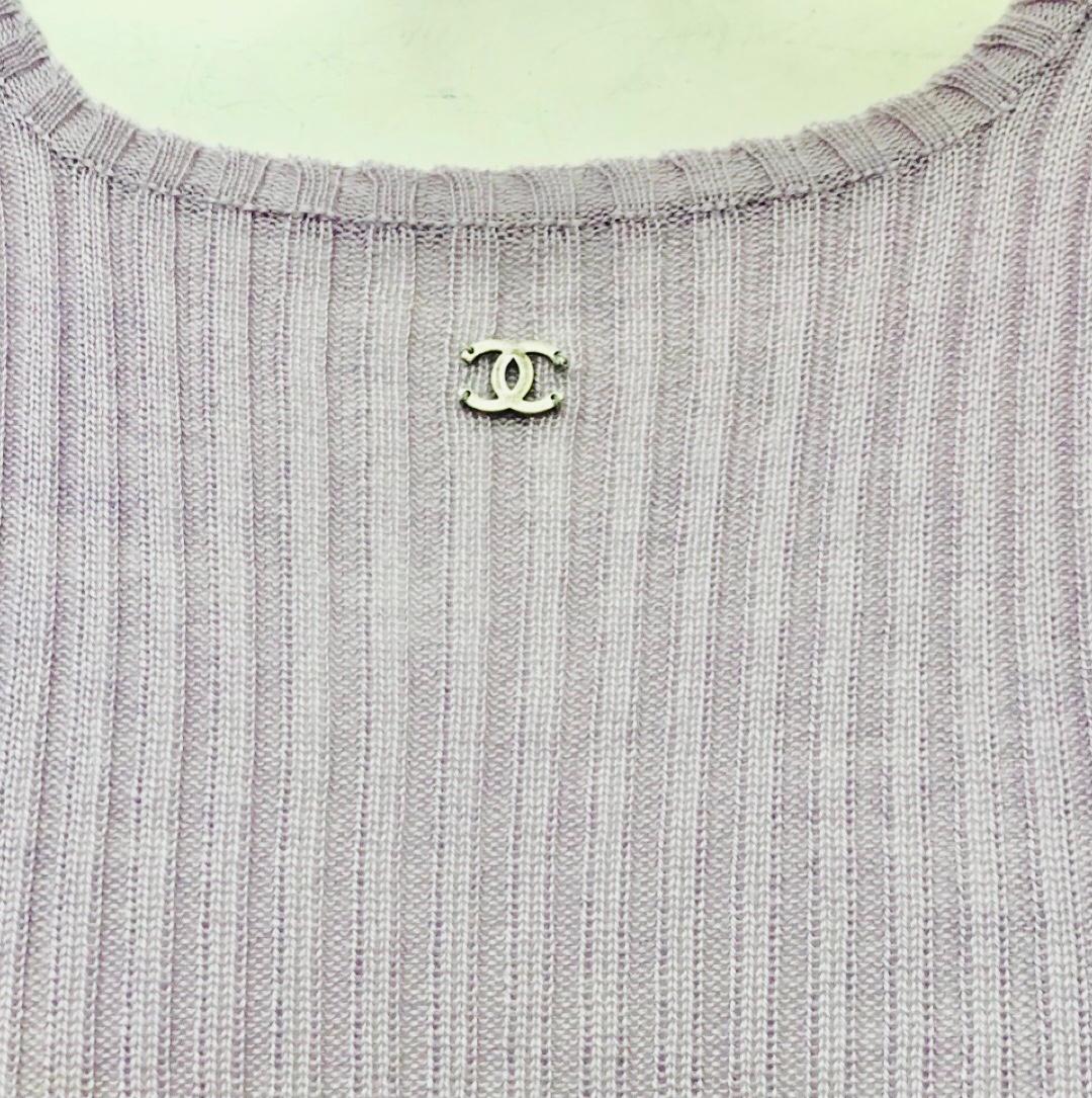 - Top à manches courtes en cachemire et soie violet de Chanel, A/W 1998.

- Logo CC argenté. 

- Taille 42. 