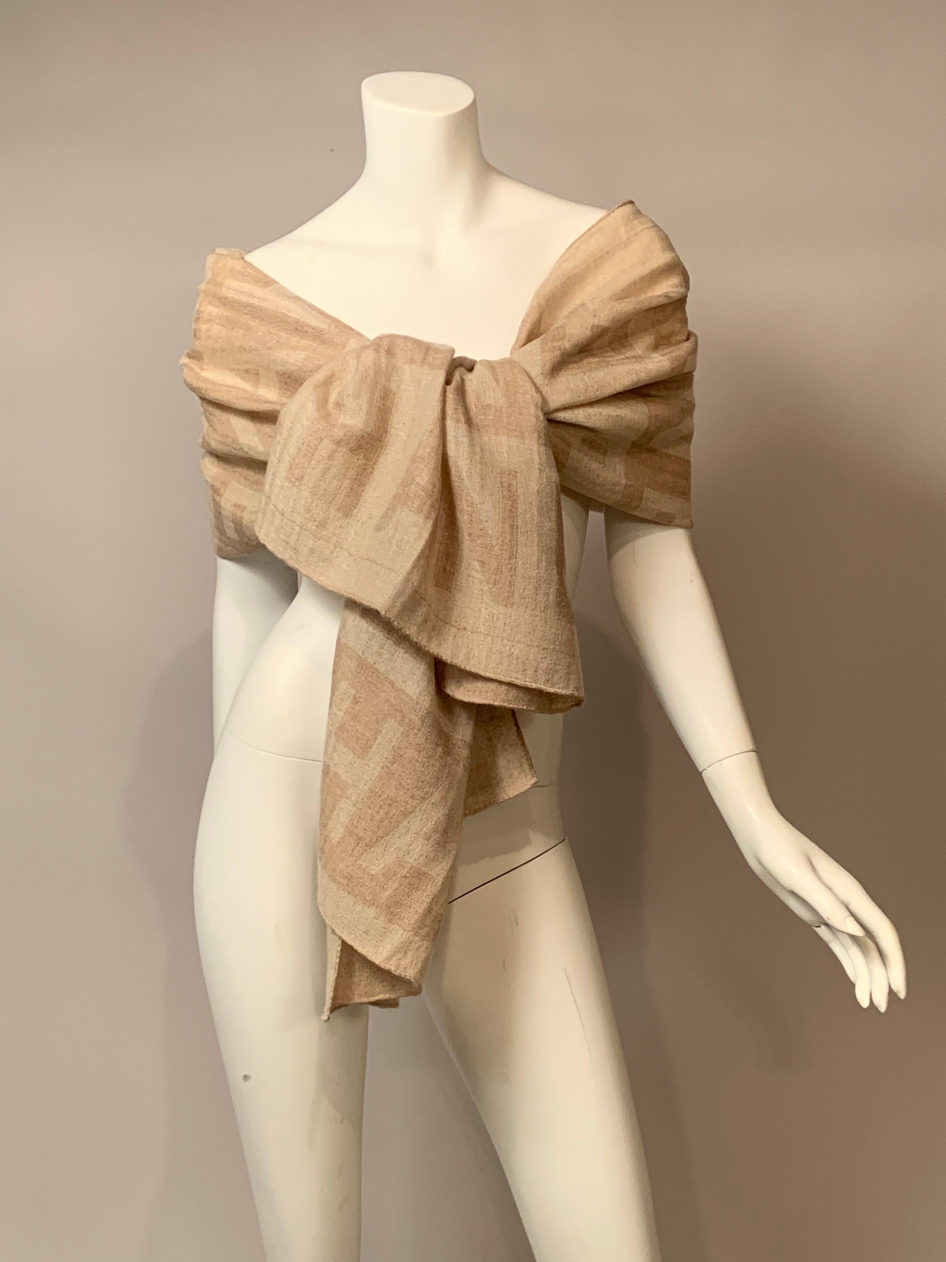 Chal de cachemira y seda Chanel Diseño de logotipo Chanel en venta 1