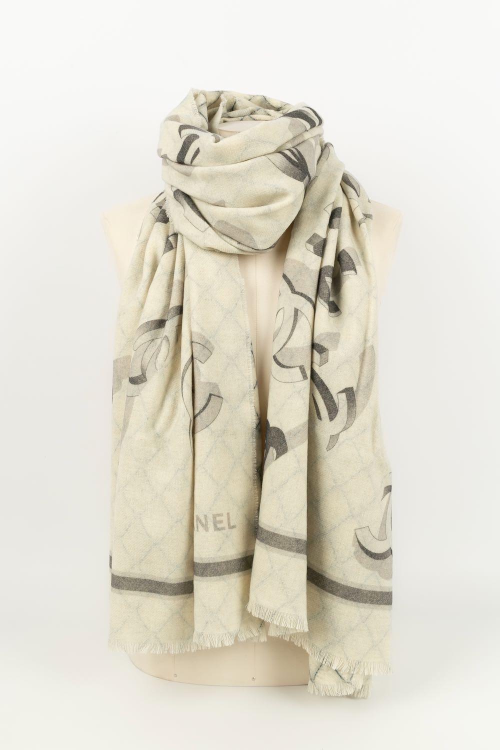 Chanel Cashmere and Wool Stole In Excellent Condition In SAINT-OUEN-SUR-SEINE, FR