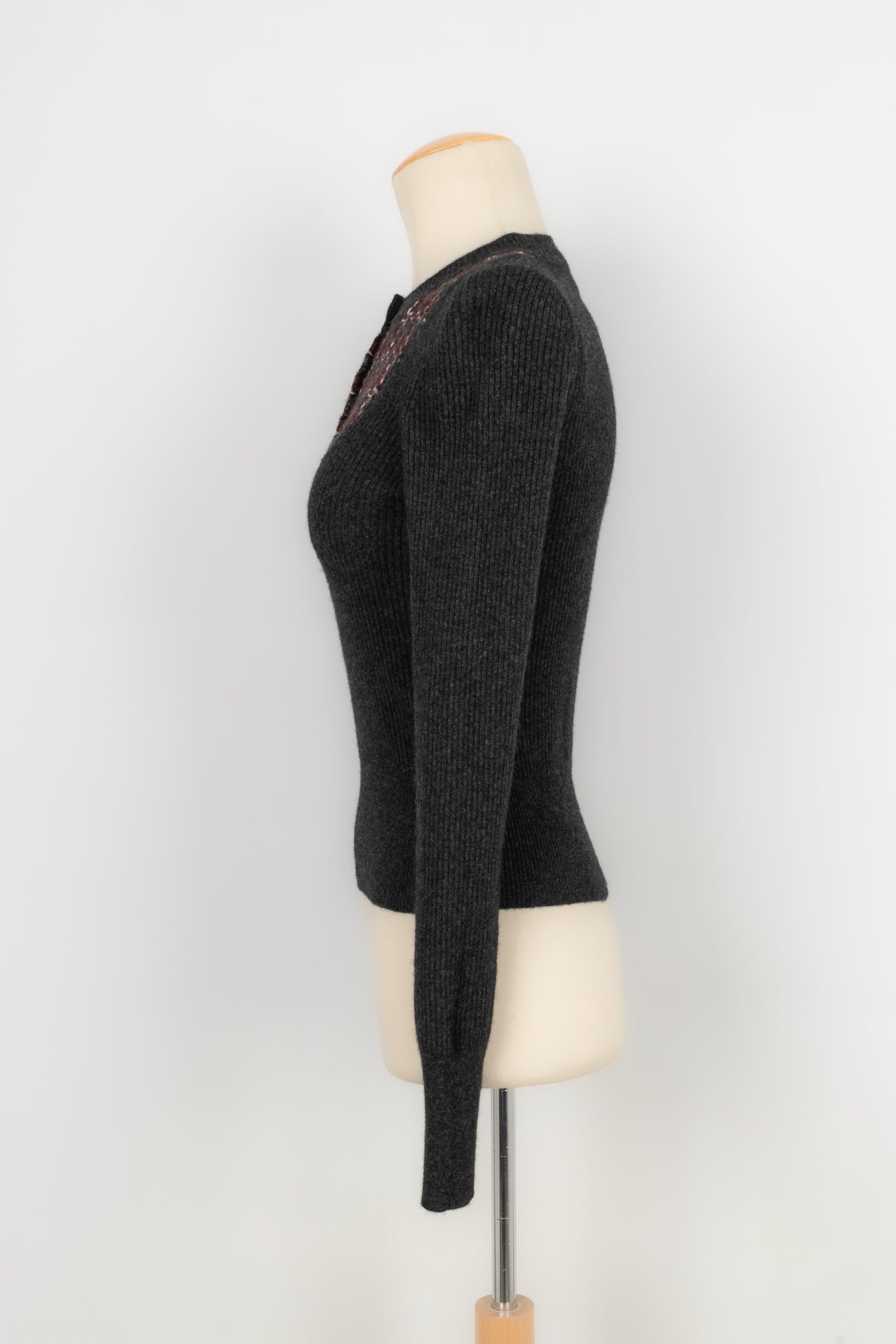 Chanel - (Made in Italy) Cashmere and wool sweater. Size 36FR. Fall-Winter 2007 Ready-to-Wear Collection.

Additional information:
Condition: Very good condition
Dimensions: Shoulder width: 38 cm
Sleeve length: 64 cm
Length: 50 cm

Seller reference: