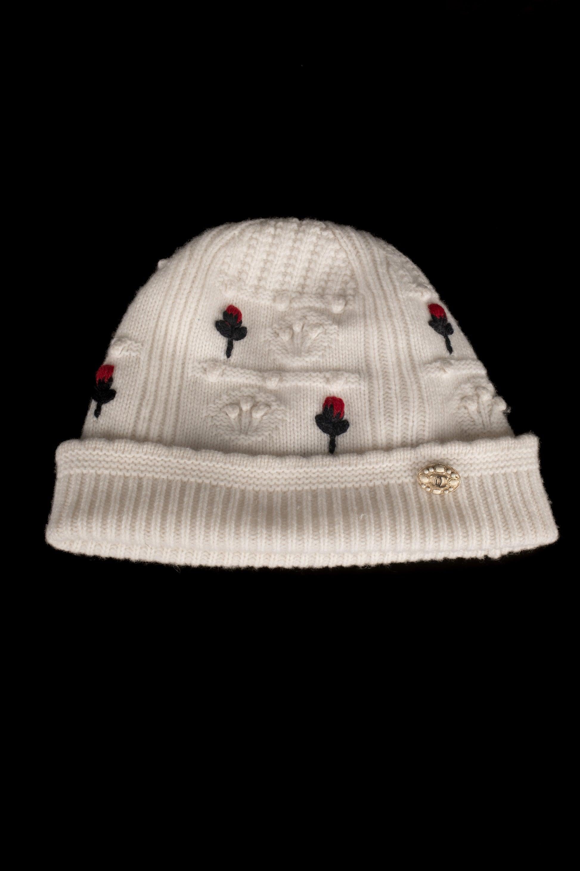 CHANEL - (Made in Italy) Cashmere beanie. Size M indicated.

Additional information:
Condition: Very good condition
Dimensions: Height: 21 cm

SKU:CHP42