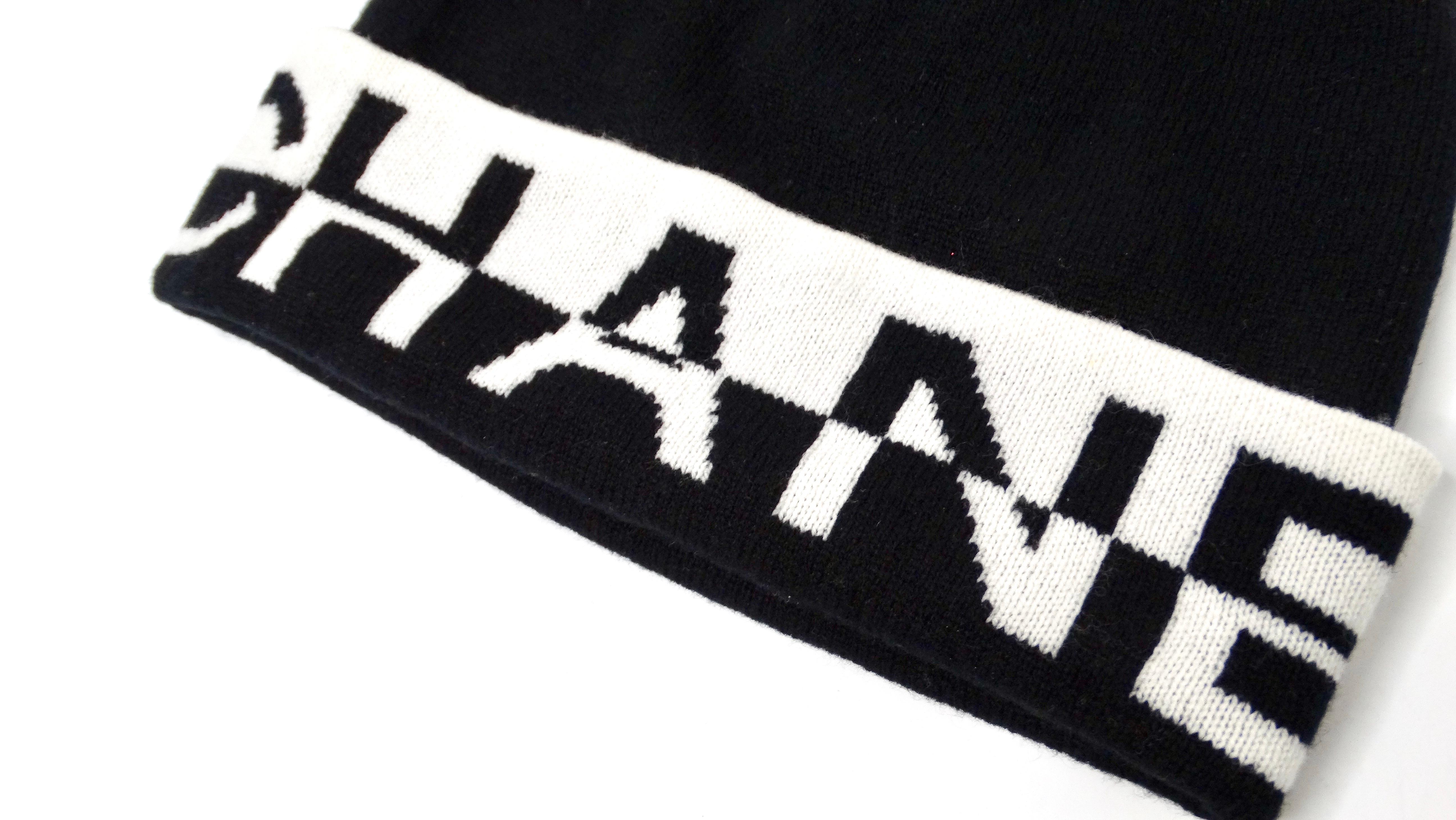Te presentamos el Gorro de Cachemira Chanel con Logotipo Blanco y Negro, un accesorio lujoso y elegante que realza sin esfuerzo cualquier conjunto de invierno. Fabricado en 100% cachemira, este gorro ofrece una suavidad y calidez incomparables, lo