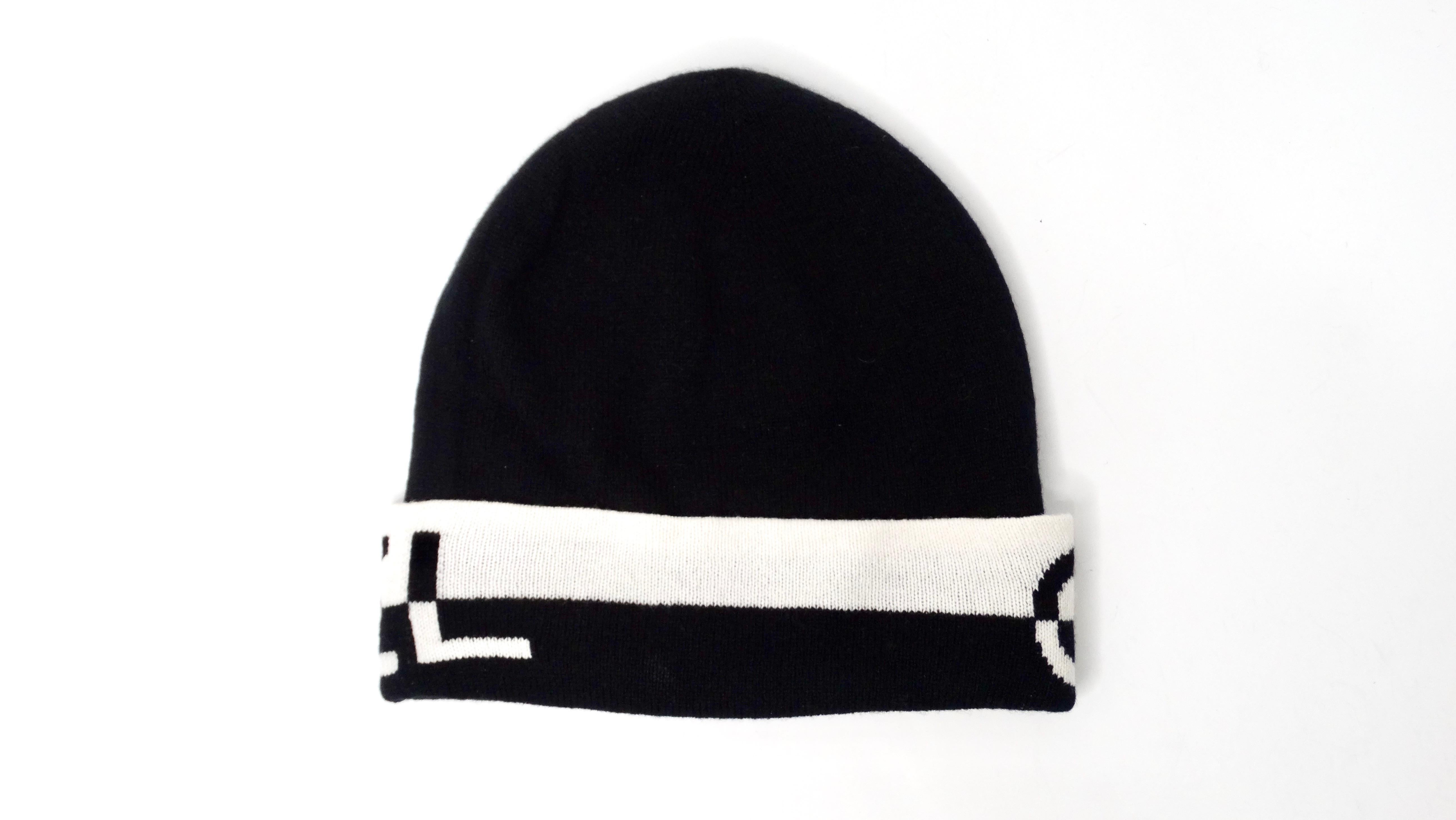 Gorro Chanel Cachemira Logo Blanco y Negro en Bueno estado para la venta en Scottsdale, AZ