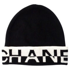 Gorro Chanel Cachemira Logo Blanco y Negro