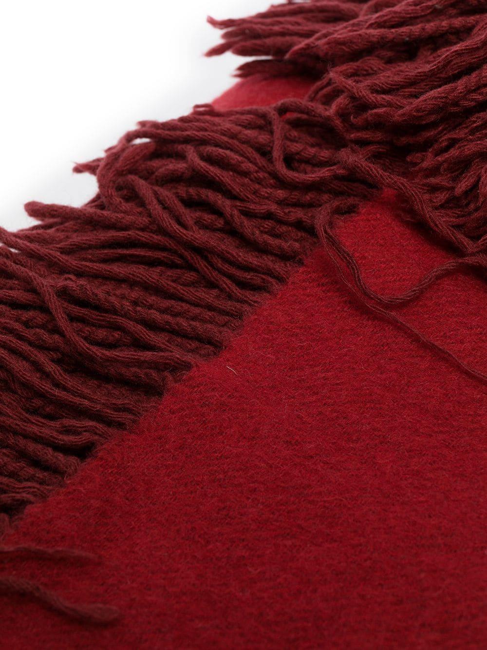 Diese Decke von Chanel ist aus luxuriösem Kaschmir in zwei wunderschönen, warmen Rottönen gefertigt und mit dem Chanel-Schriftzug versehen. Gemütlich und weich, aber dennoch ein seltenes Stück Zuhause.

Farbe: Rot

Abmessungen: Länge 200 cm, Breite