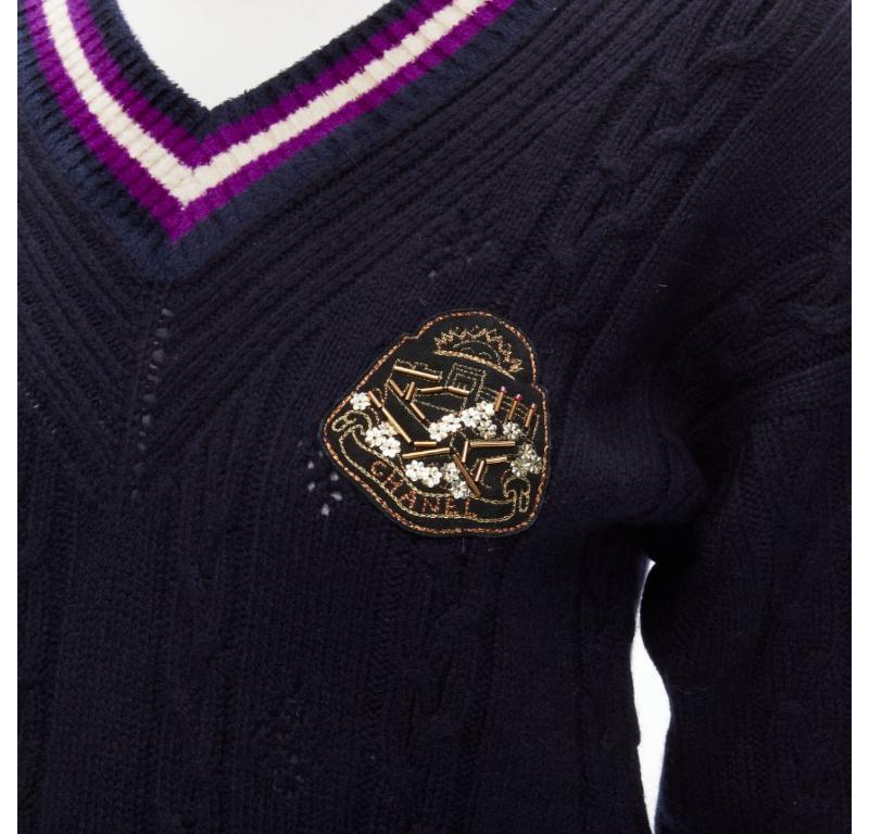 CHANEL Pullover aus Kaschmirmischung mit marineblauem, besticktem Badge FR38 M
Referenz: TGAS/C01364
Marke: Chanel
Designer: Karl Lagerfeld
MATERIAL: Kaschmir, Rayon, Nylon
Farbe: Marineblau, Lila
Muster: Solide
Zusätzliche Details: Lila-weiß