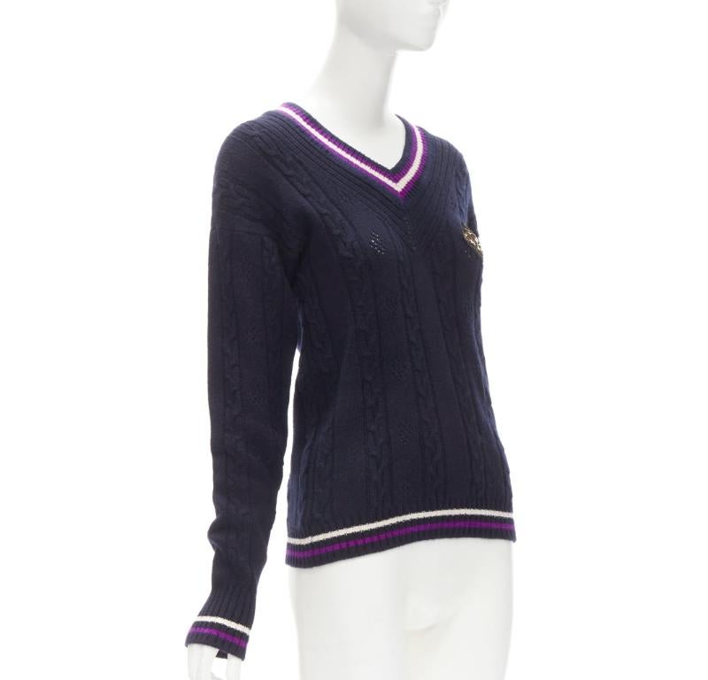CHANEL Pullover aus Kaschmirmischung mit marineblauem, besticktem Badge FR38 M (Schwarz) im Angebot