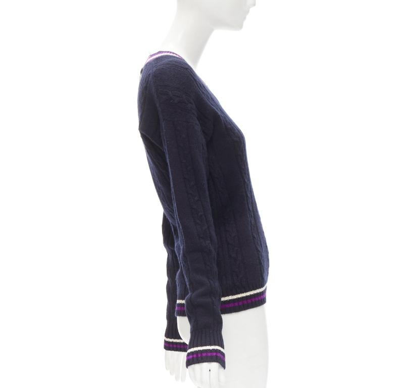 CHANEL Pullover aus Kaschmirmischung mit marineblauem, besticktem Badge FR38 M im Zustand „Hervorragend“ im Angebot in Hong Kong, NT