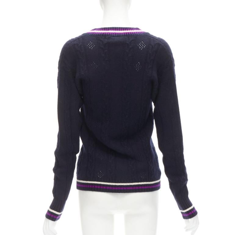 CHANEL Pullover aus Kaschmirmischung mit marineblauem, besticktem Badge FR38 M Damen im Angebot