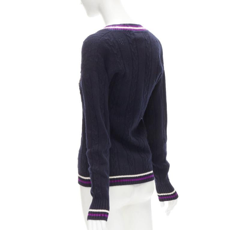CHANEL Pullover aus Kaschmirmischung mit marineblauem, besticktem Badge FR38 M im Angebot 1