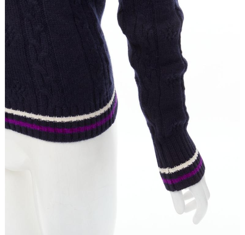 CHANEL Pullover aus Kaschmirmischung mit marineblauem, besticktem Badge FR38 M im Angebot 2
