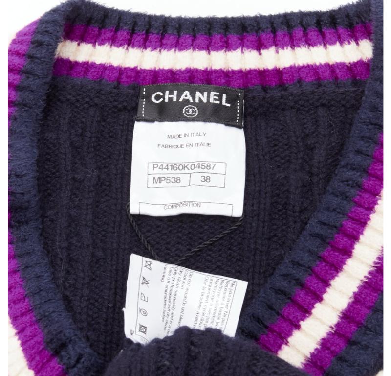 CHANEL Pullover aus Kaschmirmischung mit marineblauem, besticktem Badge FR38 M im Angebot 3