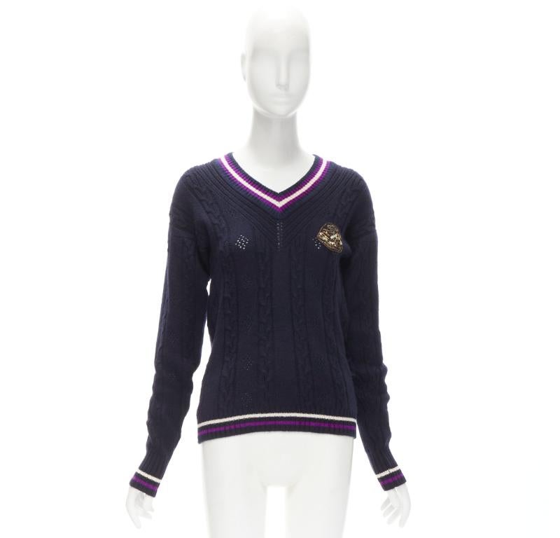 CHANEL Pullover aus Kaschmirmischung mit marineblauem, besticktem Badge FR38 M im Angebot 4