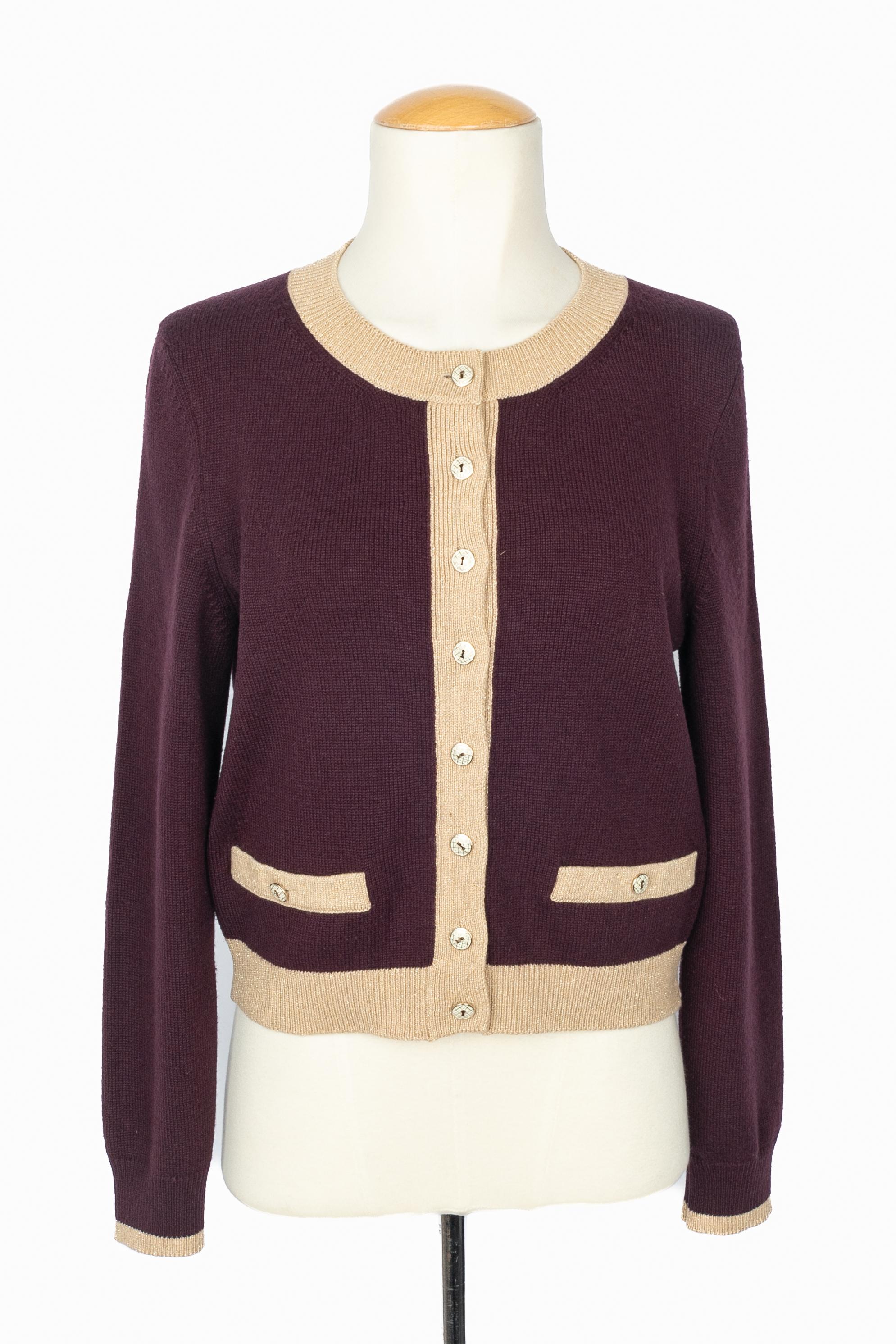 CHANEL - (Fabriqué au Royaume-Uni) Cardigan en cachemire doré et violet. Taille 36FR. Une Collection S vers 2020.

Condit :
Très bon état.

Dimensions :
Largeur des épaules : 42 cm - Poitrine : 42 cm - Longueur des manches : 62 cm - Longueur : 50