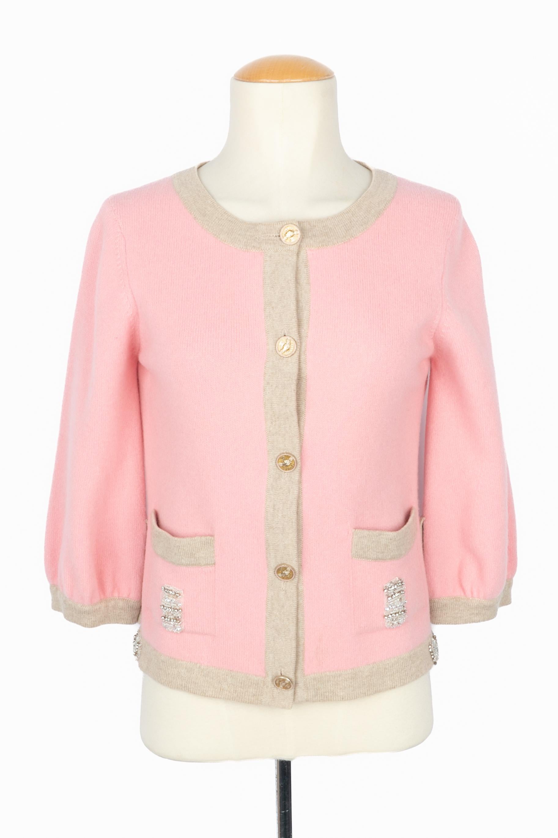 CHANEL - (Made in United Kingdom) Beigefarbene und rosafarbene Strickjacke aus Kaschmir, die mit winzigen Perlen und Pailletten verziert ist. Größe 42FR. Spring-Summer Collection 2008 unter der künstlerischen Leitung von Karl