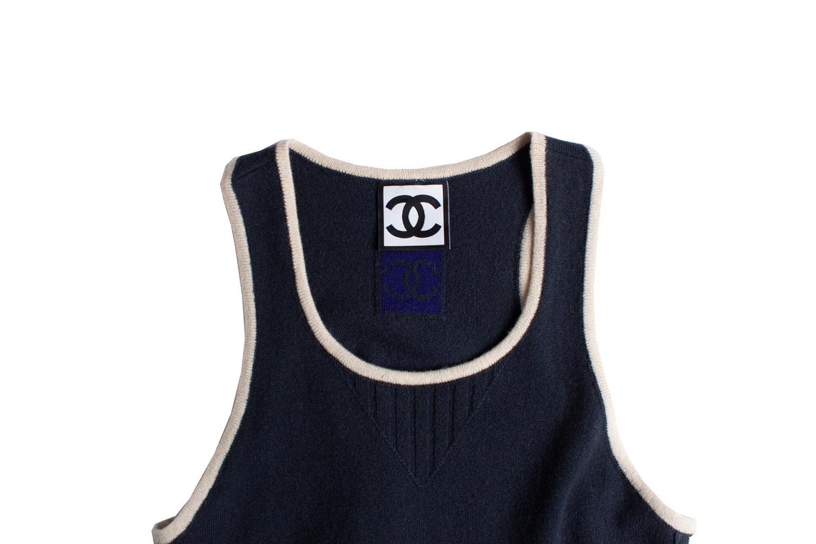 Donna Chanel, abito in cashmere con tasca a marsupio in vendita