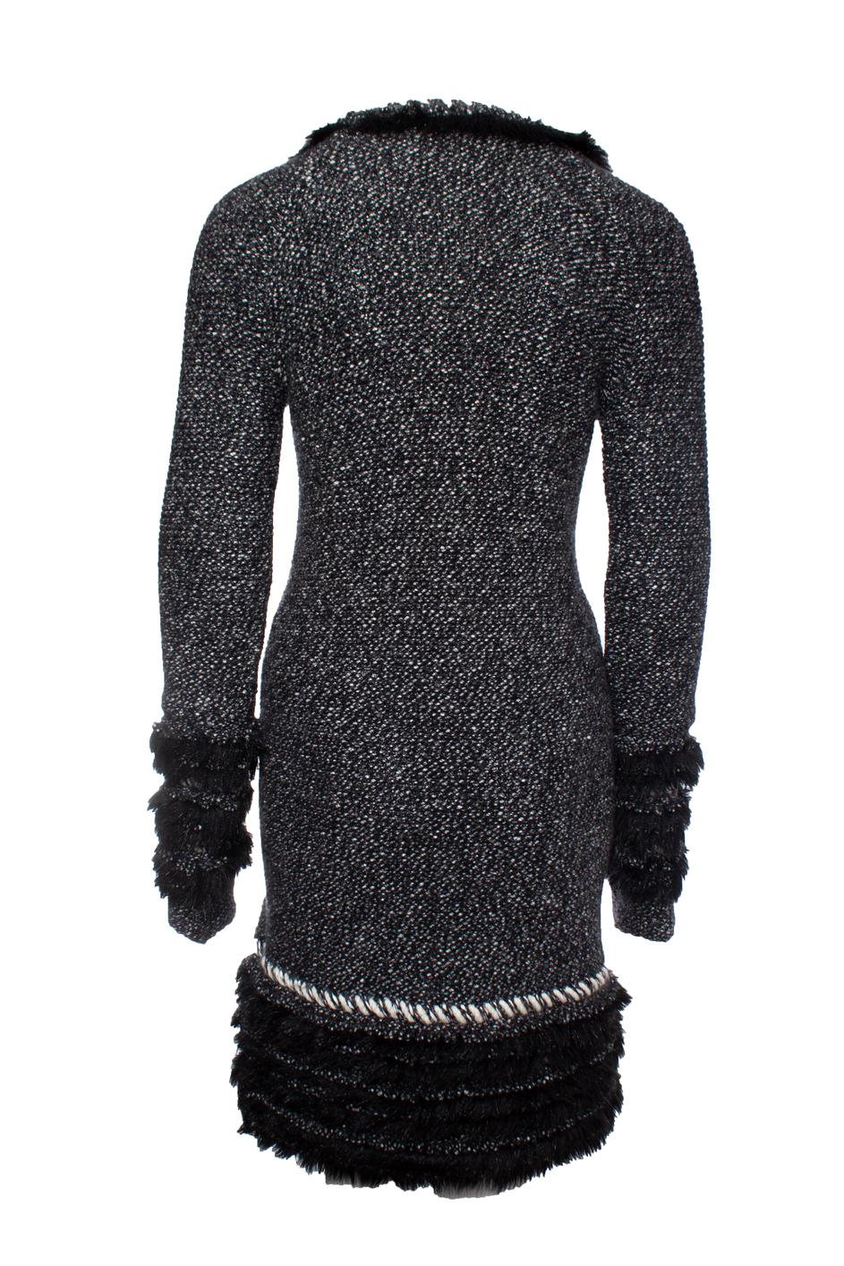Chanel, Abito con frange in pelliccia di cachemire. L'articolo è in ottime condizioni.

- CONDIZIONE: ottime condizioni 

- TAGLIA: FR38 - S 

- MISURE: lunghezza 97 cm, larghezza 50 cm, vita 42 cm, larghezza spalle 46 cm, lunghezza braccia 73