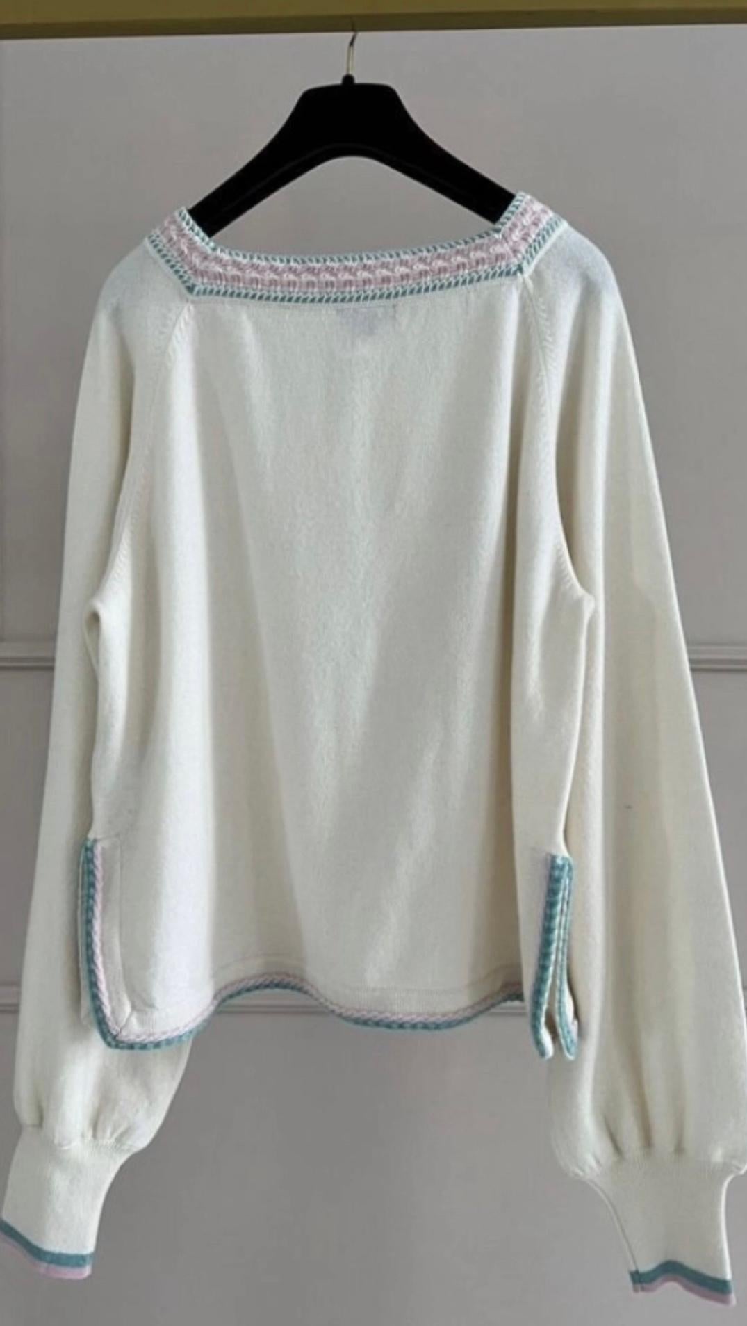 Chanel Ecru cashmere jumper from Paris/Seoul Collection
Size mark 42 FR, pristine condition