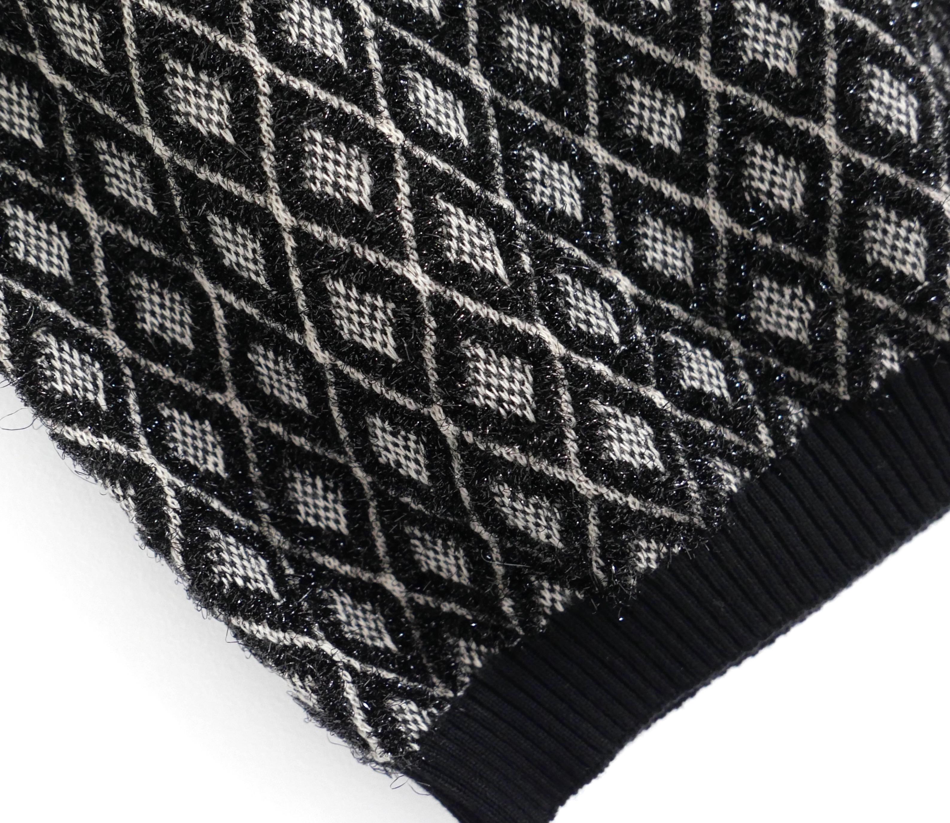Pull sans manche super chic de Chanel issu de la collection automne 2015 (15K) - look 65 sur le défilé. Neuf avec étiquette et fil de rechange. Confectionné en cachemire mélangé à armure losange noir et argent pâle, avec d'épaisses finitions