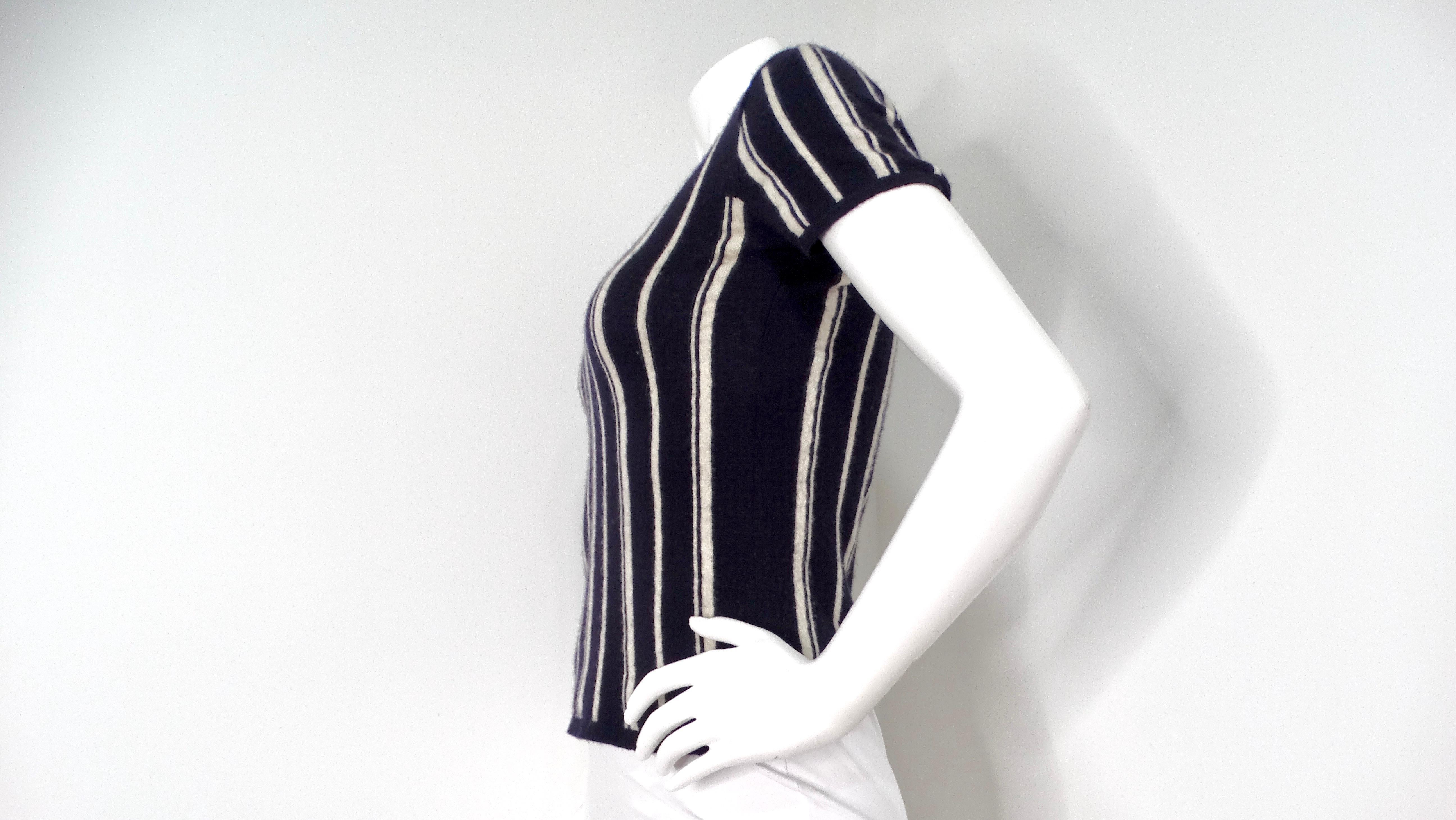 Nero Chanel Cashmere Top a righe bianche e blu navy con bottoni in vendita