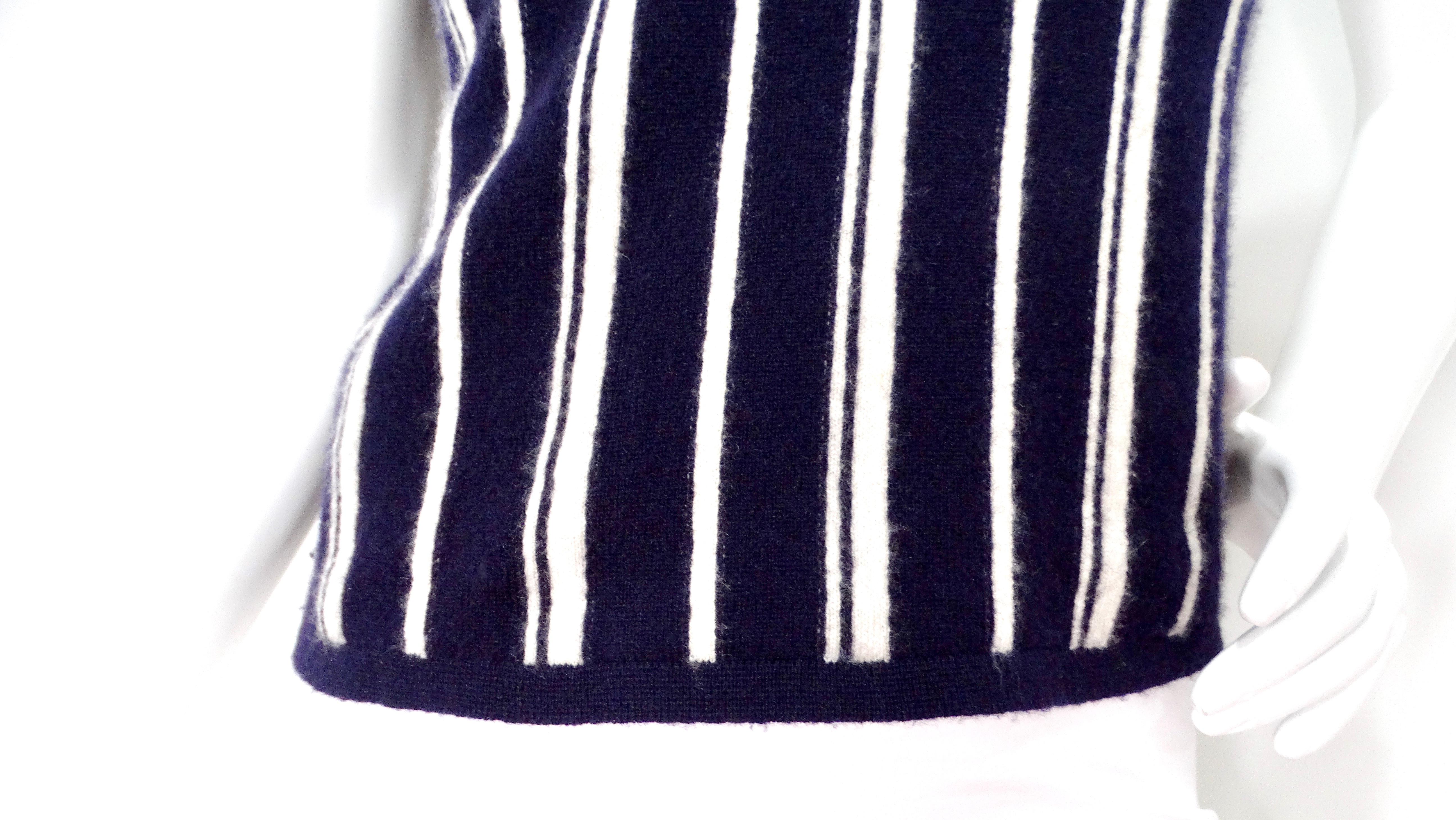 Chanel Cashmere Top a righe bianche e blu navy con bottoni In condizioni buone in vendita a Scottsdale, AZ