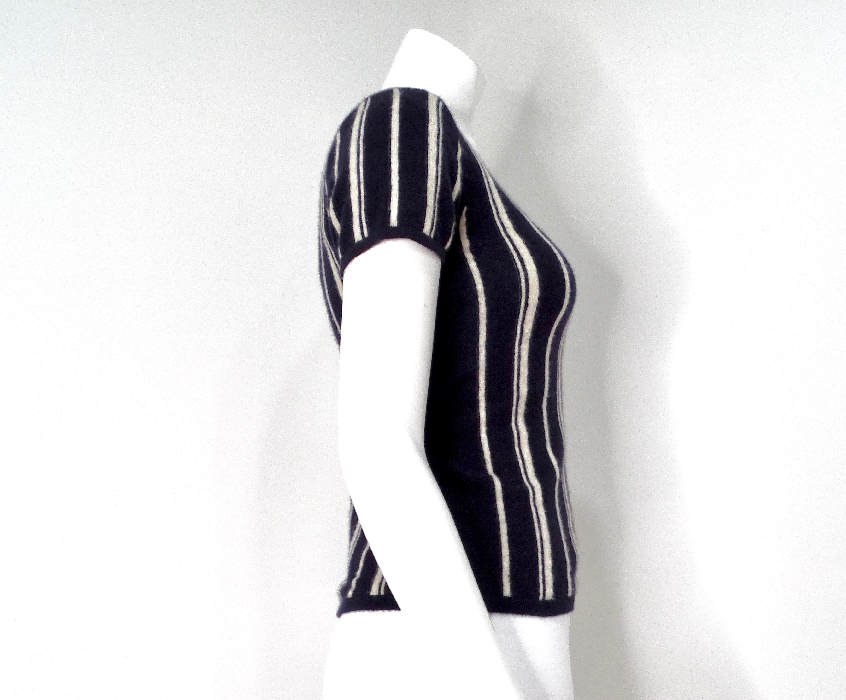 Donna Chanel Cashmere Top a righe bianche e blu navy con bottoni in vendita