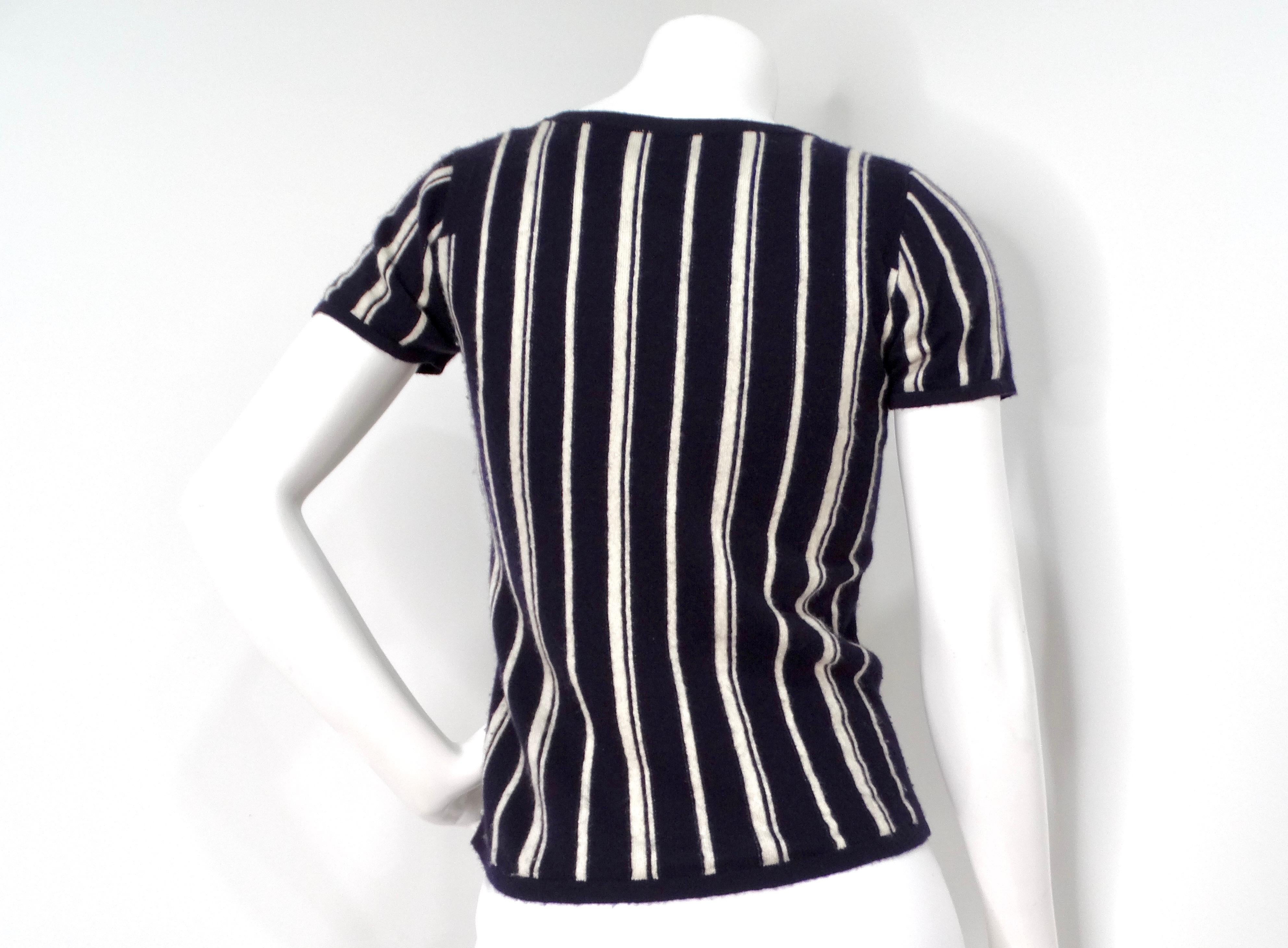 Chanel Cashmere Top a righe bianche e blu navy con bottoni in vendita 1