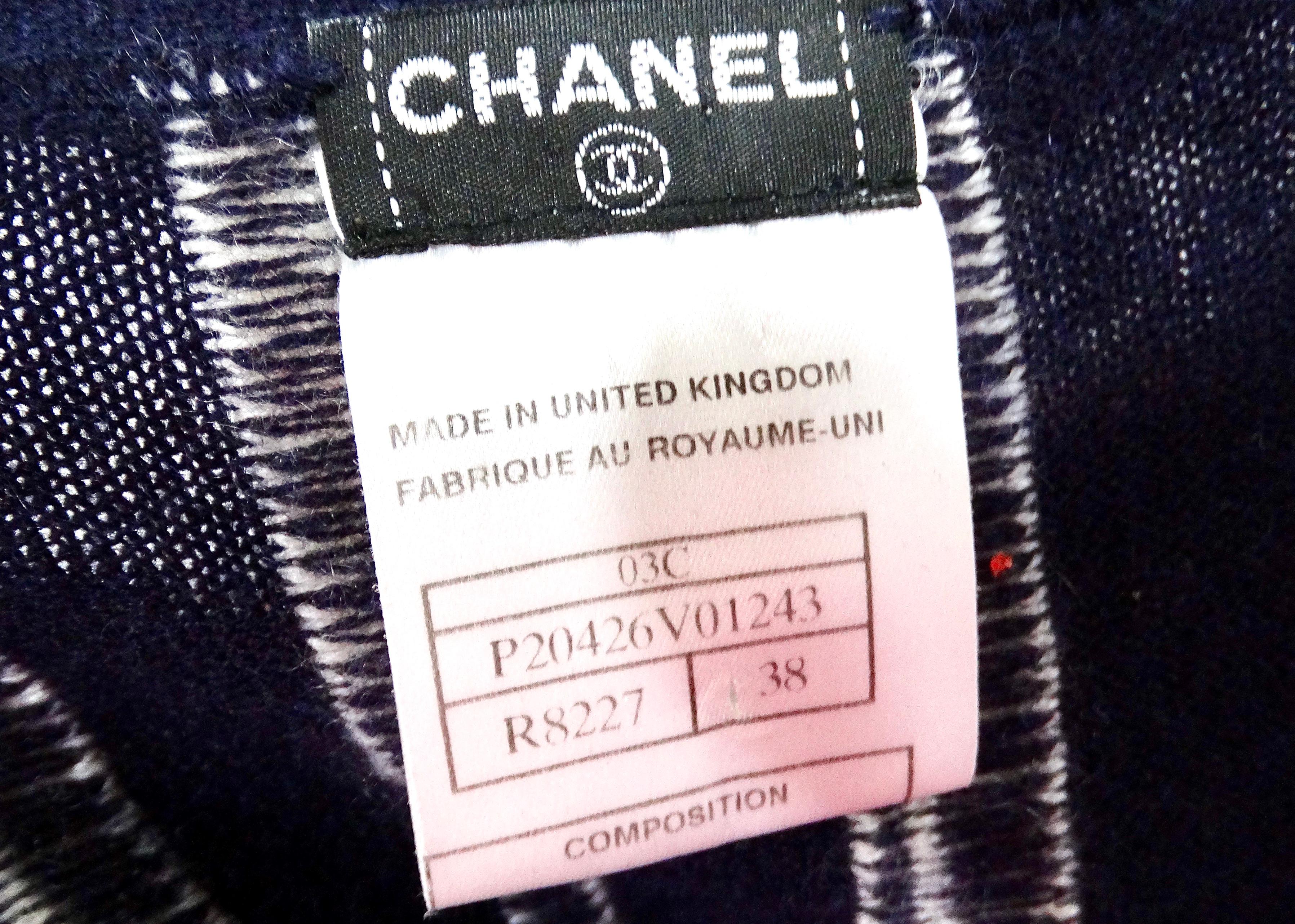 Chanel Cashmere Top a righe bianche e blu navy con bottoni in vendita 2