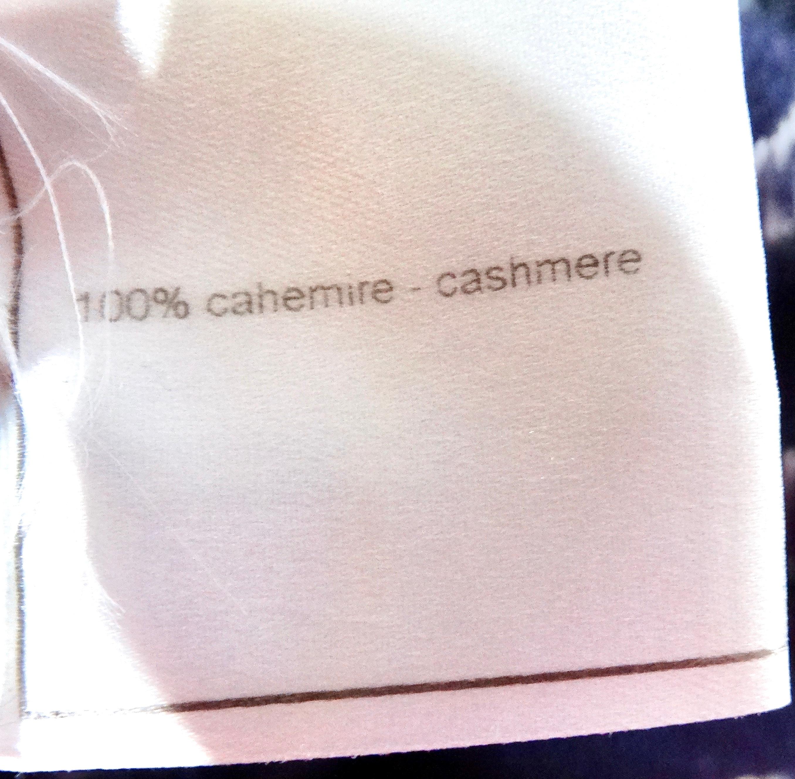 Chanel Cashmere Top a righe bianche e blu navy con bottoni in vendita 3
