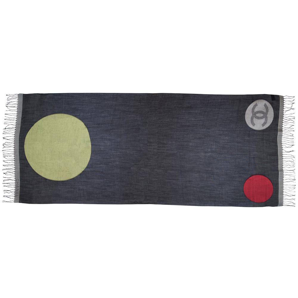 Spun from a luxuriant cashmere-cotton-silk blend, this beautiful scarf by Chanel features a graphic pattern of circles and monograms and is finished with fringed edges.

Colour: Black/ Red/ Green/ Grey

Composition: 55% Cashmere, 33% Cotton, 12%