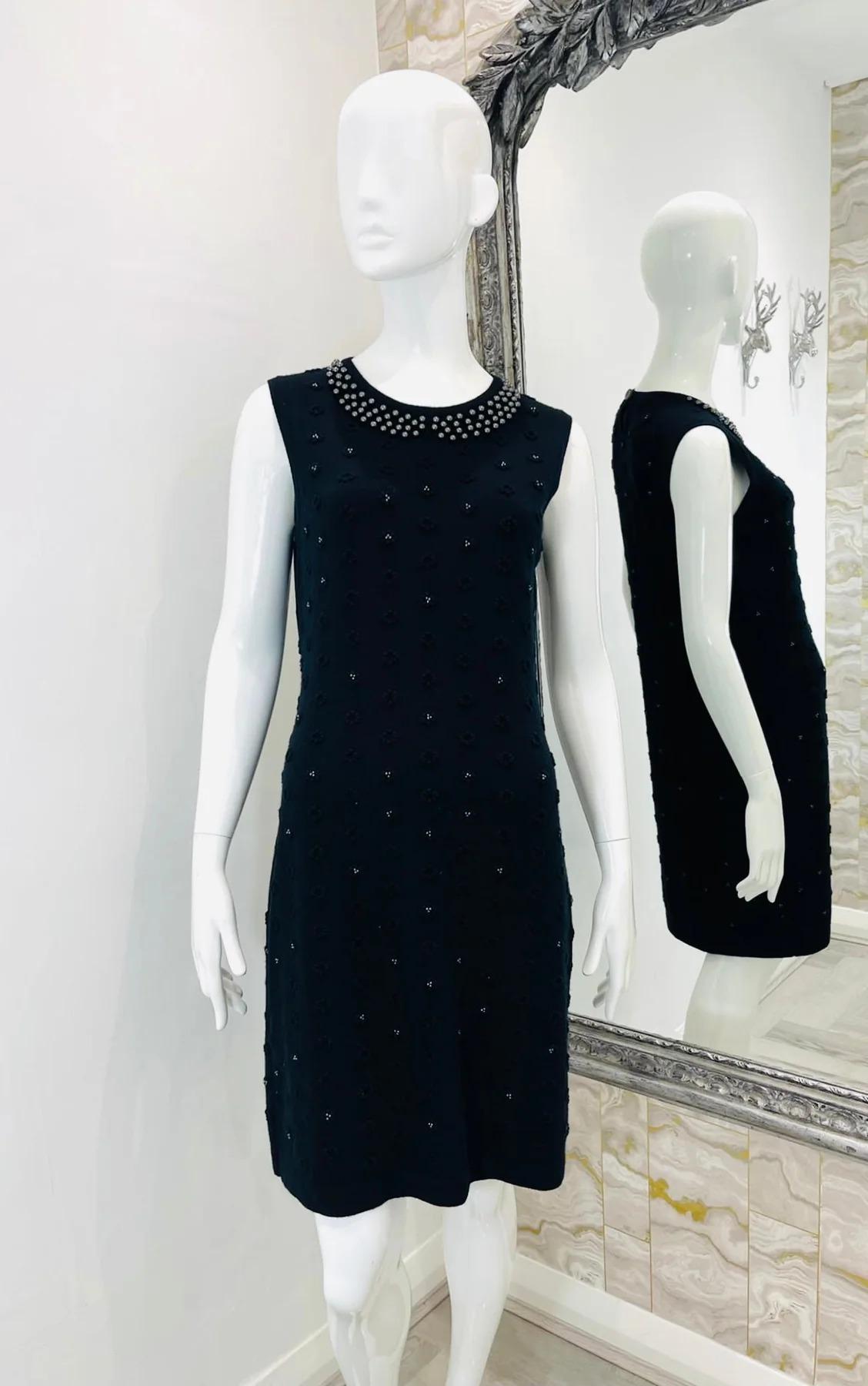 Chanel Cashmere & Pearl Dress

Black sleeveless dress which is adorned with dark silver pearls and knitted Camellia flowers.

Additional information:
Size – 42FR
Composition – Cashmere, Faux Pearls
Condition – Very Good