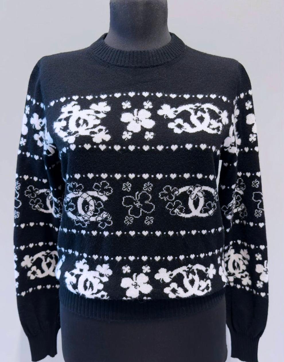 Impresionante jersey de cachemira Chanel
con el logotipo de Chanel delante, detrás y en las mangas,
modelo reconocible, muy suave y agradable
Talla 34 FR / Estado impecable