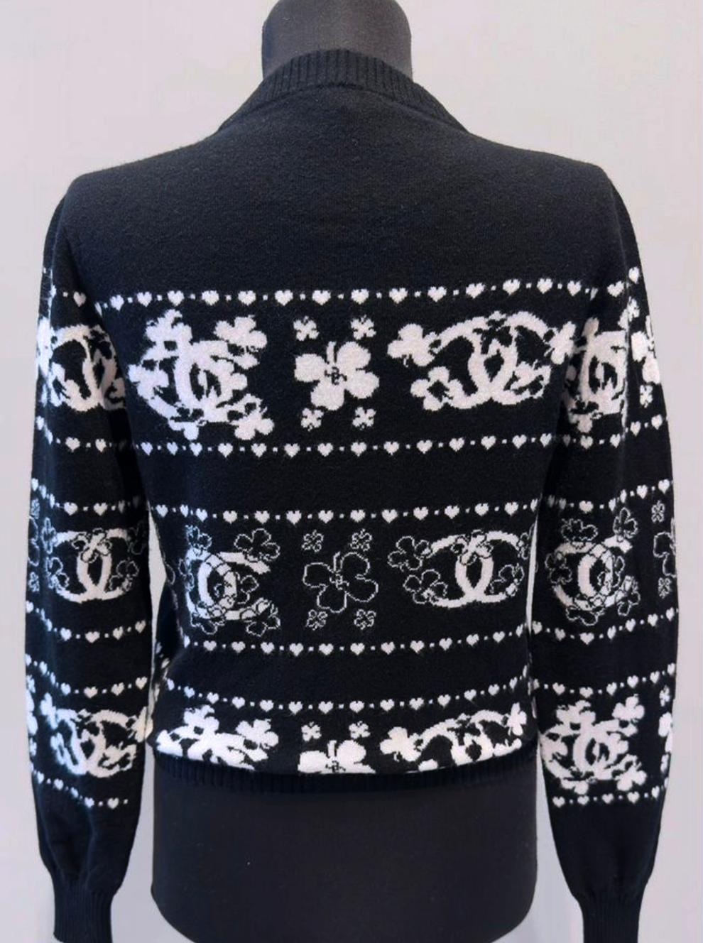 Chanel Jersey de cachemira CC logo 34 FR en Excelente estado para la venta en Dubai, AE