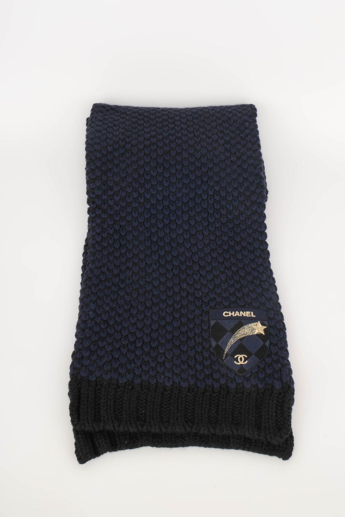 Chanel - (Made in Scotland) Cashmere scarf embroidered with a heraldry.

Additional information:
Condition: Very good condition
Dimensions: Scarf: Length: 230 cm

Seller Reference: FFC51