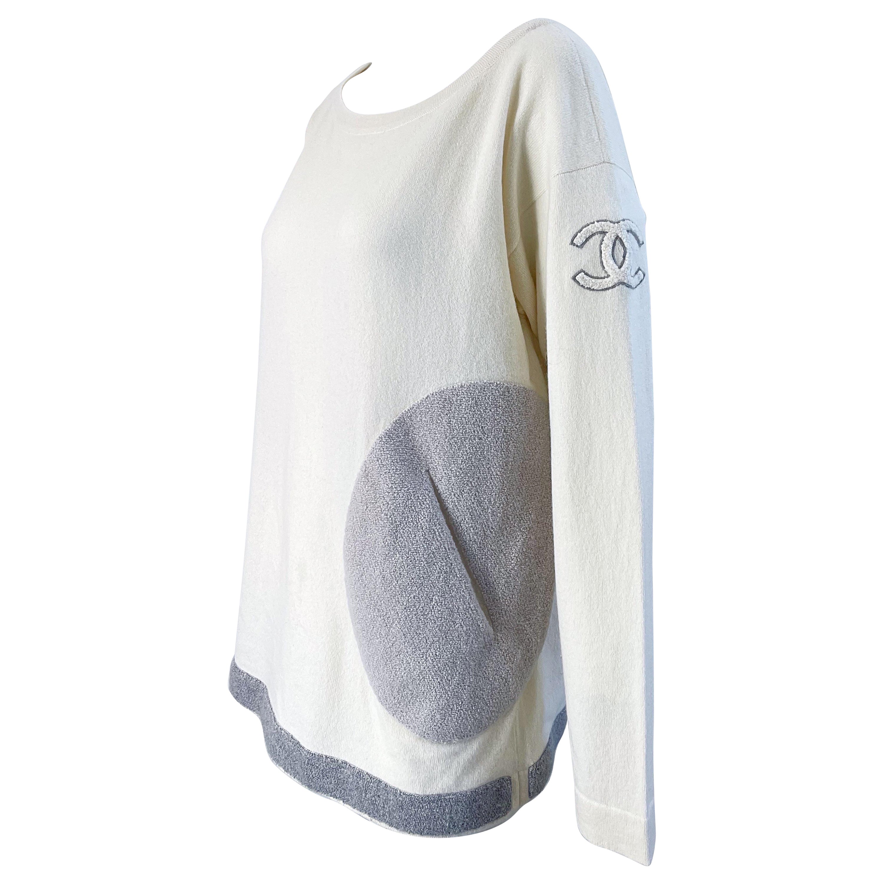 Chanel Pull-over luxueux ivoire gris et ivoire avec poche, taille 42 en vente